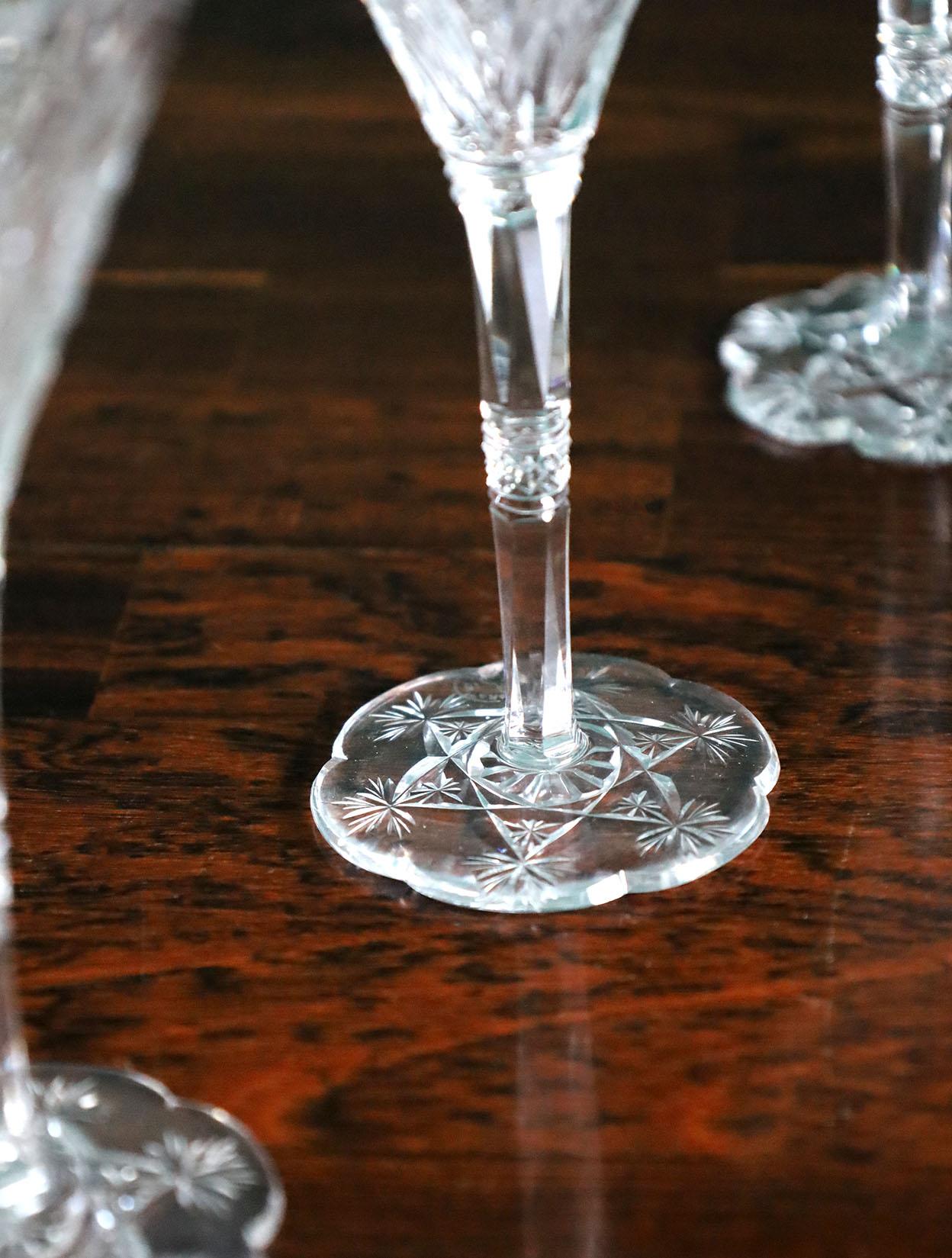 Metà XX secolo Set di 4 bicchieri da liquore in cristallo soffiato a mano Baccarat Elbeuf Cut in vendita