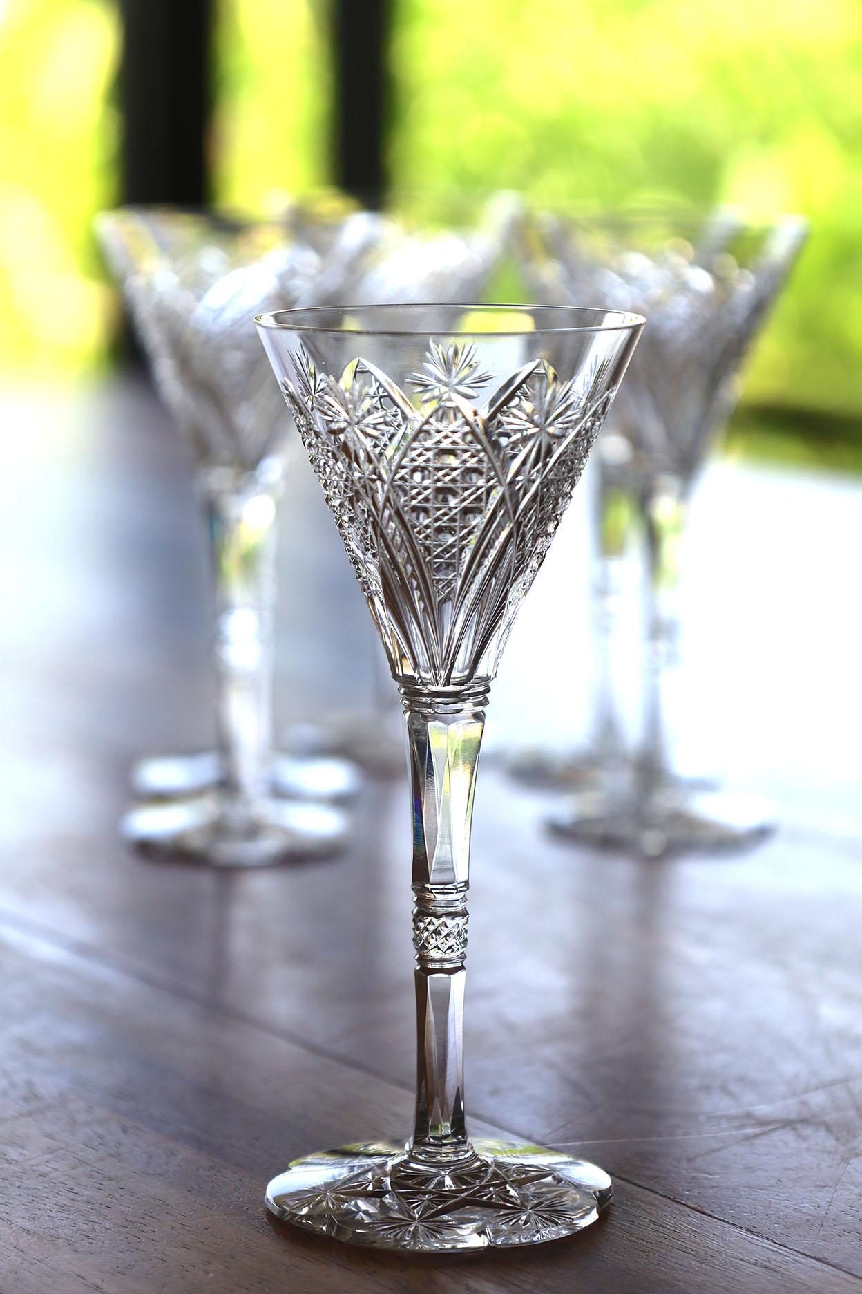 El servicio Elbeuf de Baccarat se introdujo por primera vez en 1908 y se presentó en la Exposición Internacional de Nancy, Francia, en 1909. Encargada especialmente en 1920 por el Maharajá de Baroda. Este juego de 6 copas firmadas por Baccarat son
