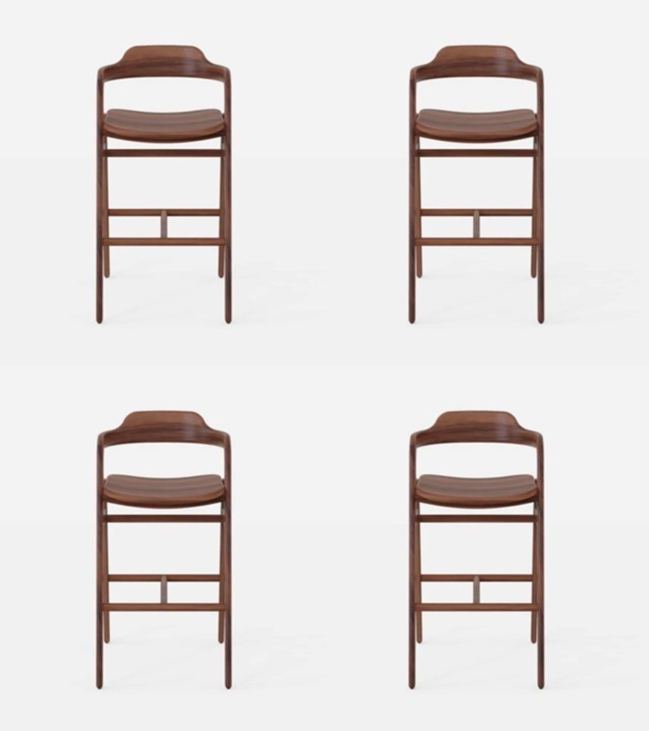 Ensemble de 4 chaises hautes équilibrées par Sebastián Angeles
Matériau : Noyer
Dimensions : L 45 x P 40 x 100 cm : L 45 x P 40 x 100 cm.
Egalement disponible : Autres couleurs disponibles.

L'amour des processus, les propriétés des matériaux, les