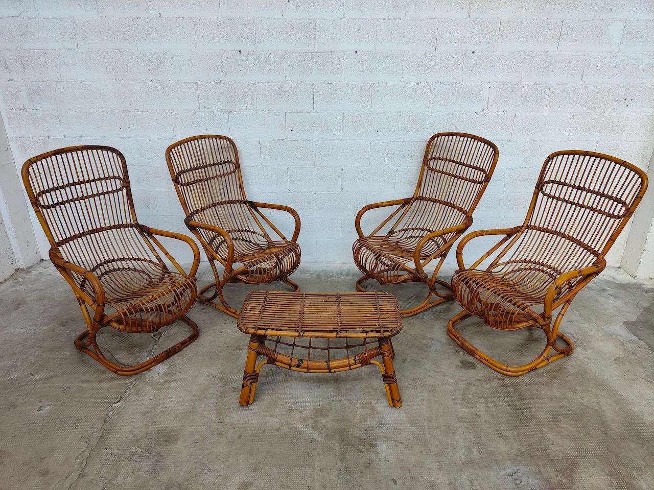 Set of 4 armchairs and a coffee table in wicker bamboo rattan and natural rattan.
This beautiful set is in excellent condition in all its parts and carries some traces of time that make it even more warm and fascinating.
Perfect for the outdoors,