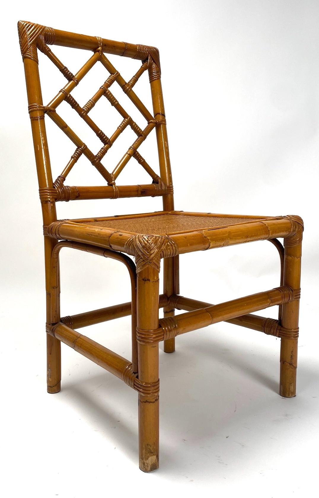 Ensemble de quatre chaises en bambou des années 1970 fabriquées par la société Vivai del Sud. Il s'agit de sièges confortables et raffinés qui s'intègrent parfaitement aussi bien dans une véranda que dans un contexte domestique.

