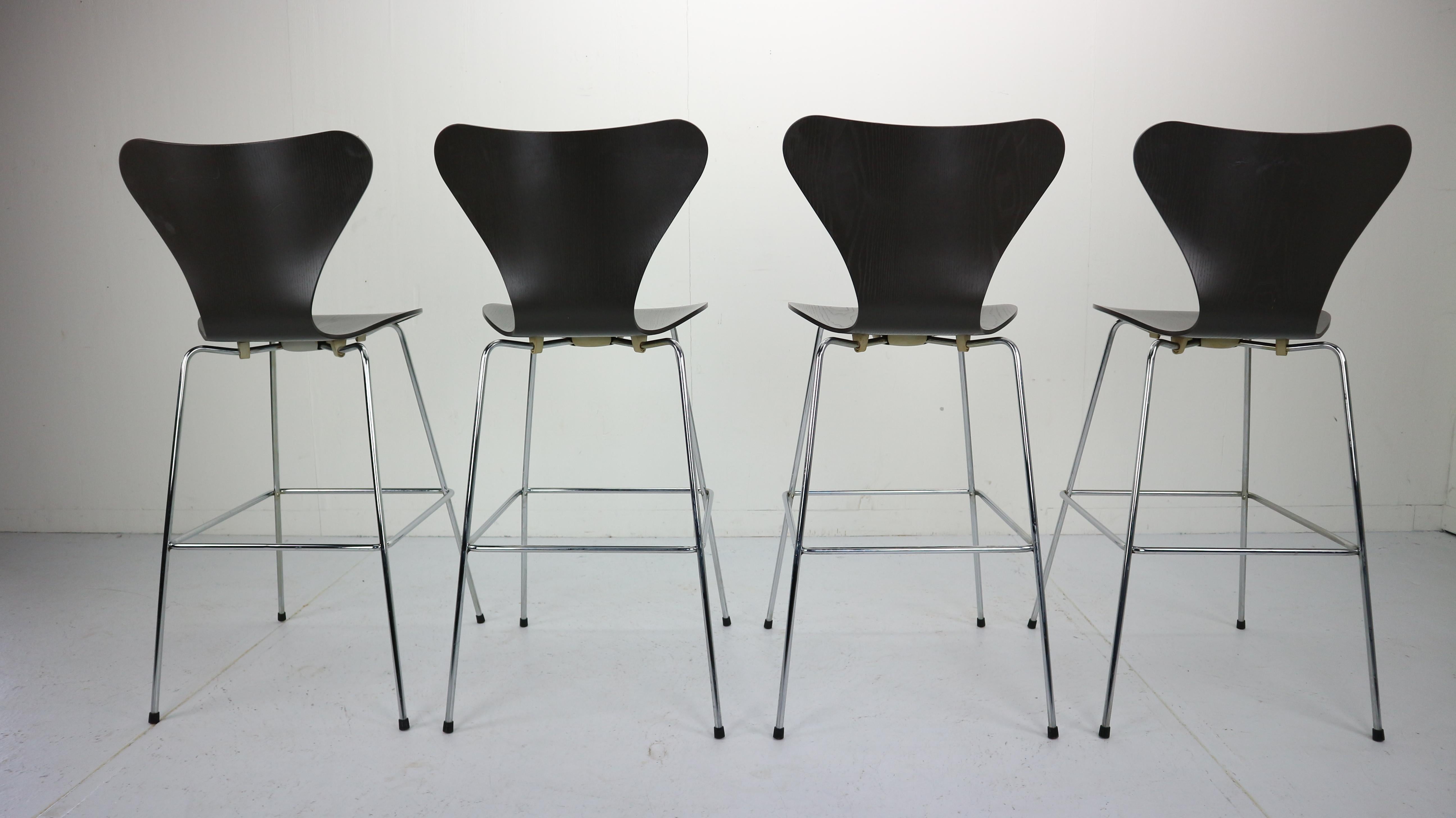 Set of 4 Bar Stools by Arne Jacobsen for Fritz Hansen, Series 7, 1950s Denmark In Good Condition In The Hague, NL