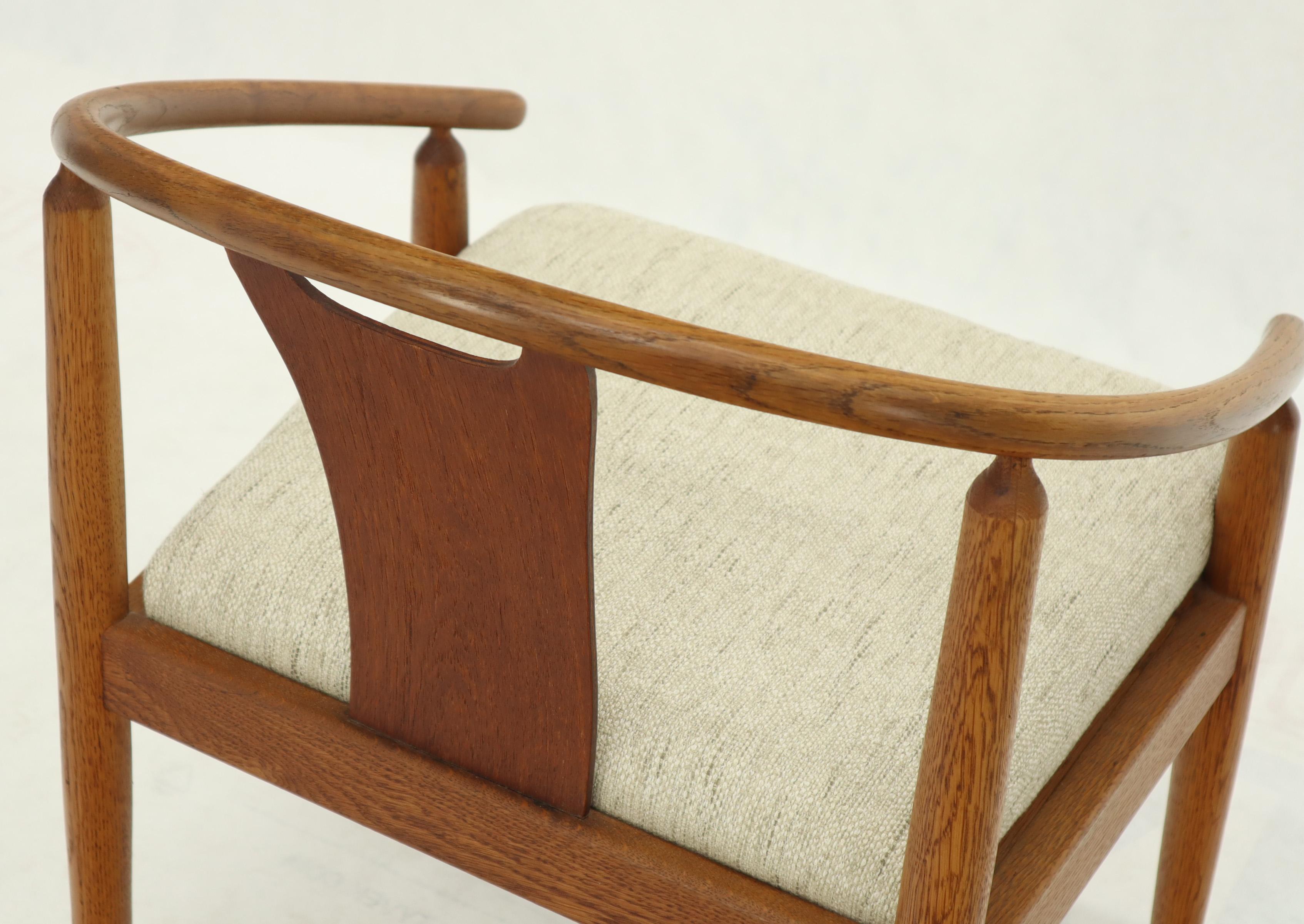Satz von 4 Esszimmerstühlen aus gebogenem Holz mit Fassrücken, neu gepolstert (Moderne der Mitte des Jahrhunderts) im Angebot