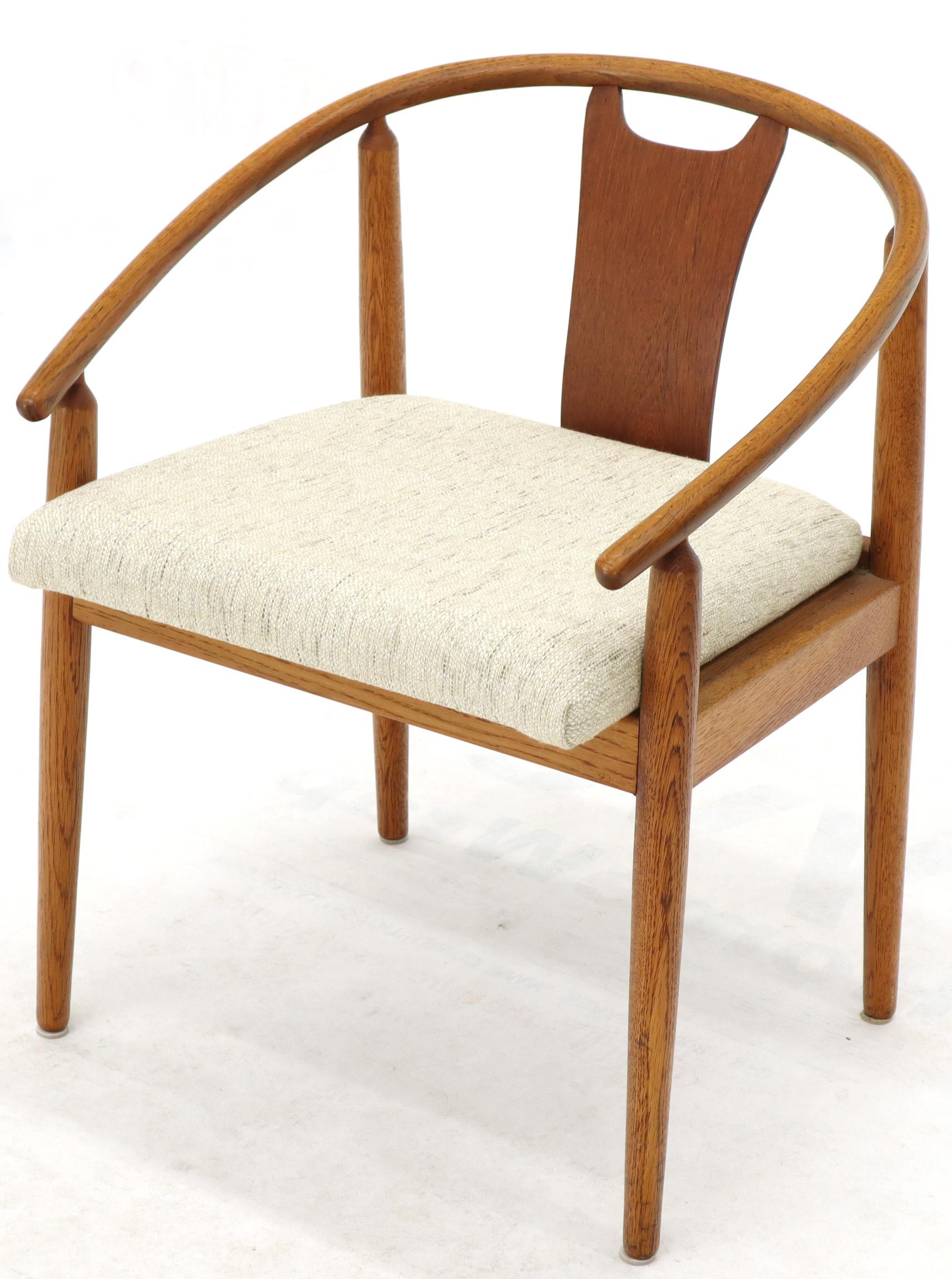 Satz von 4 Esszimmerstühlen aus gebogenem Holz mit Fassrücken, neu gepolstert (Polster) im Angebot