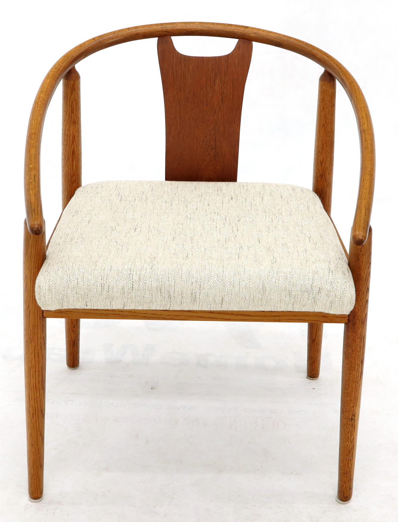 Satz von 4 Esszimmerstühlen aus gebogenem Holz mit Fassrücken, neu gepolstert im Angebot 1