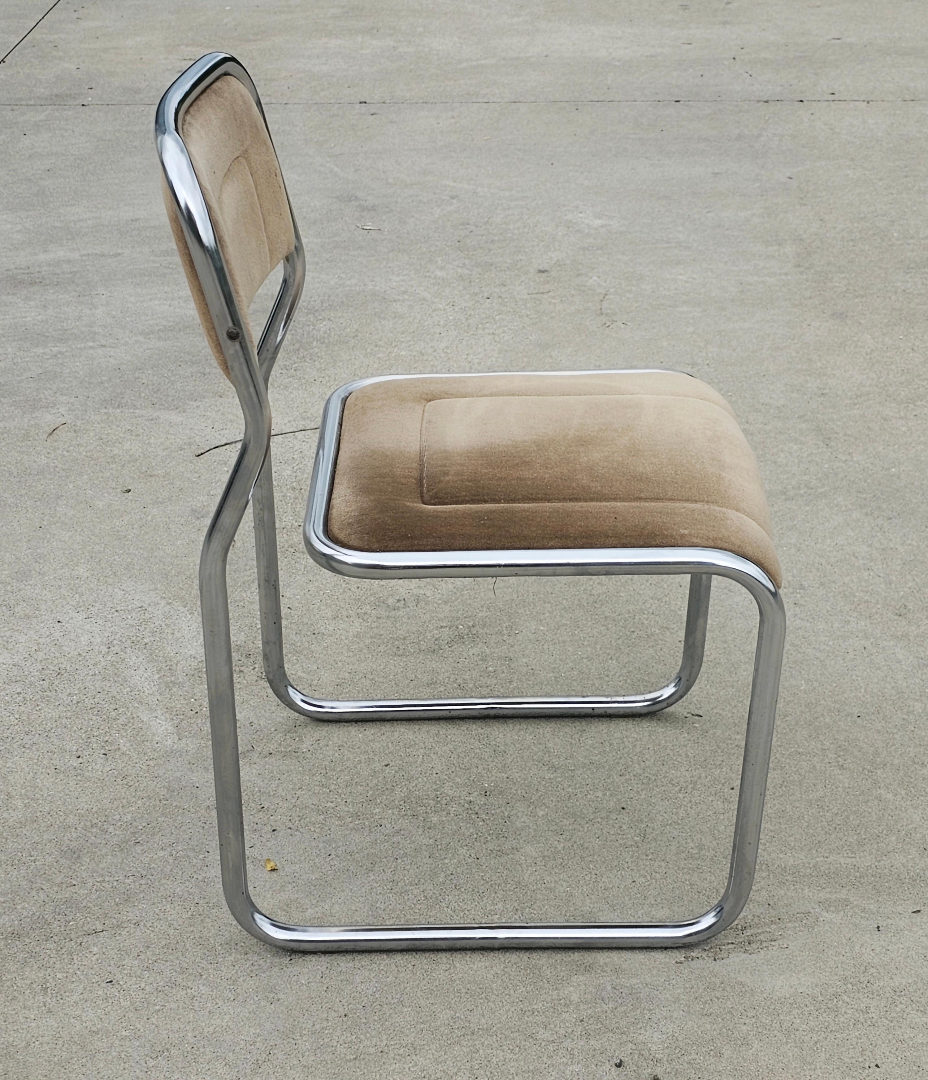 In this listing you will find a set of 4 magnificent Bauhaus Tubular Dining Chairs with an infinity construction and backrests and seats upholstered in velvet. The exceptional lines of the frame that is made of a single, infinity tube and playful