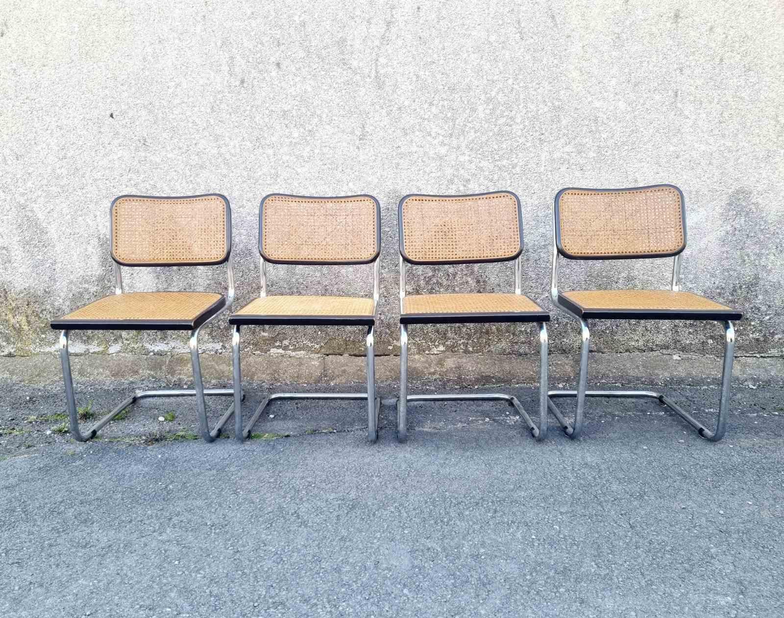 Set di  4 sedie Cesca marrone scuro  è stato realizzato in Italia negli anni '70.
È un favoloso pezzo d'arredamento iconico e anche molto comodo per sedersi. È perfetto per la zona pranzo o come pezzo decorativo vintage per la tua