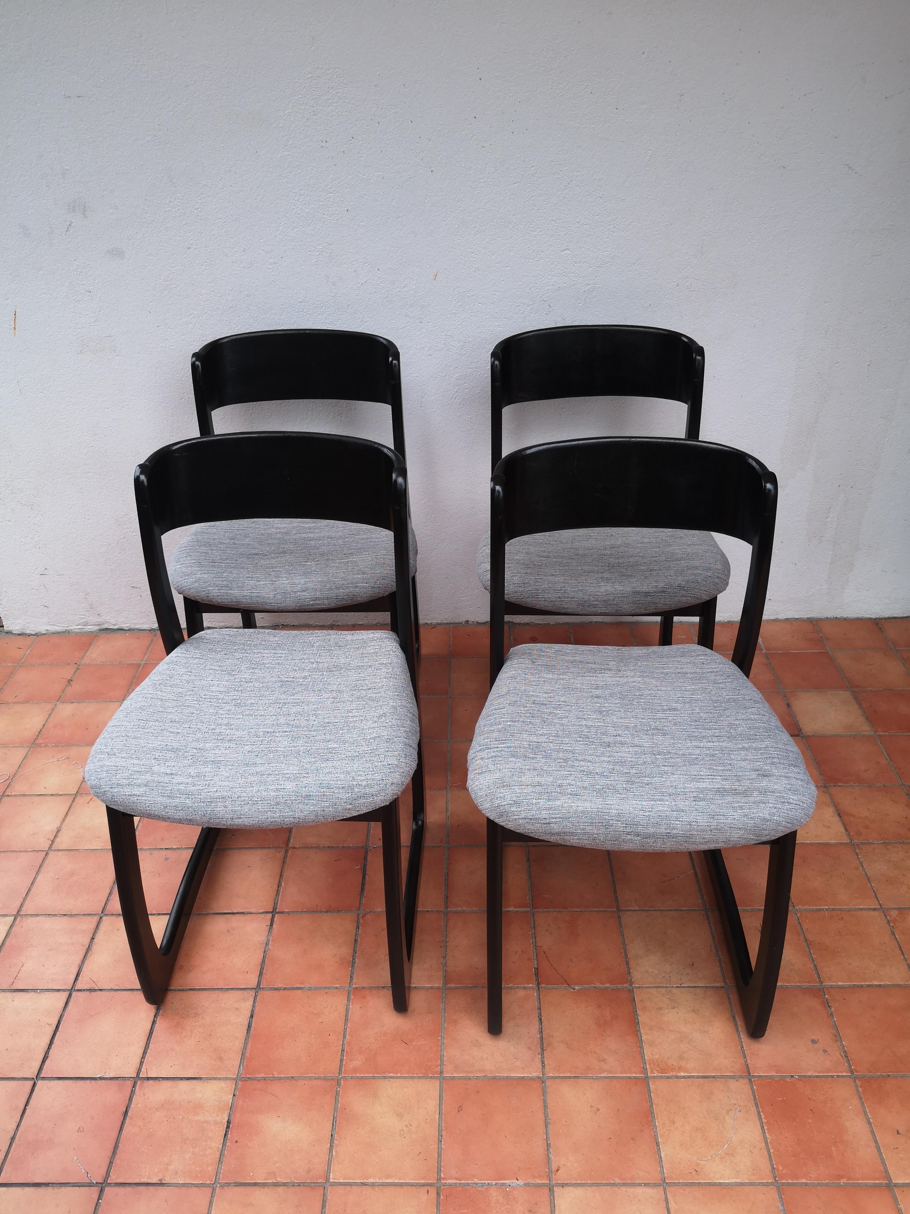 set di 4 sedie a slitta in stile Baumann degli anni '70, tessuti grigio erica in ottime condizioni, alcune ammaccature sulle strutture.
altezza 80 cm
altezza del sedile 48 cm
profondità 45 cm larghezza 47 cm

Eleganza per la sala da pranzo o il