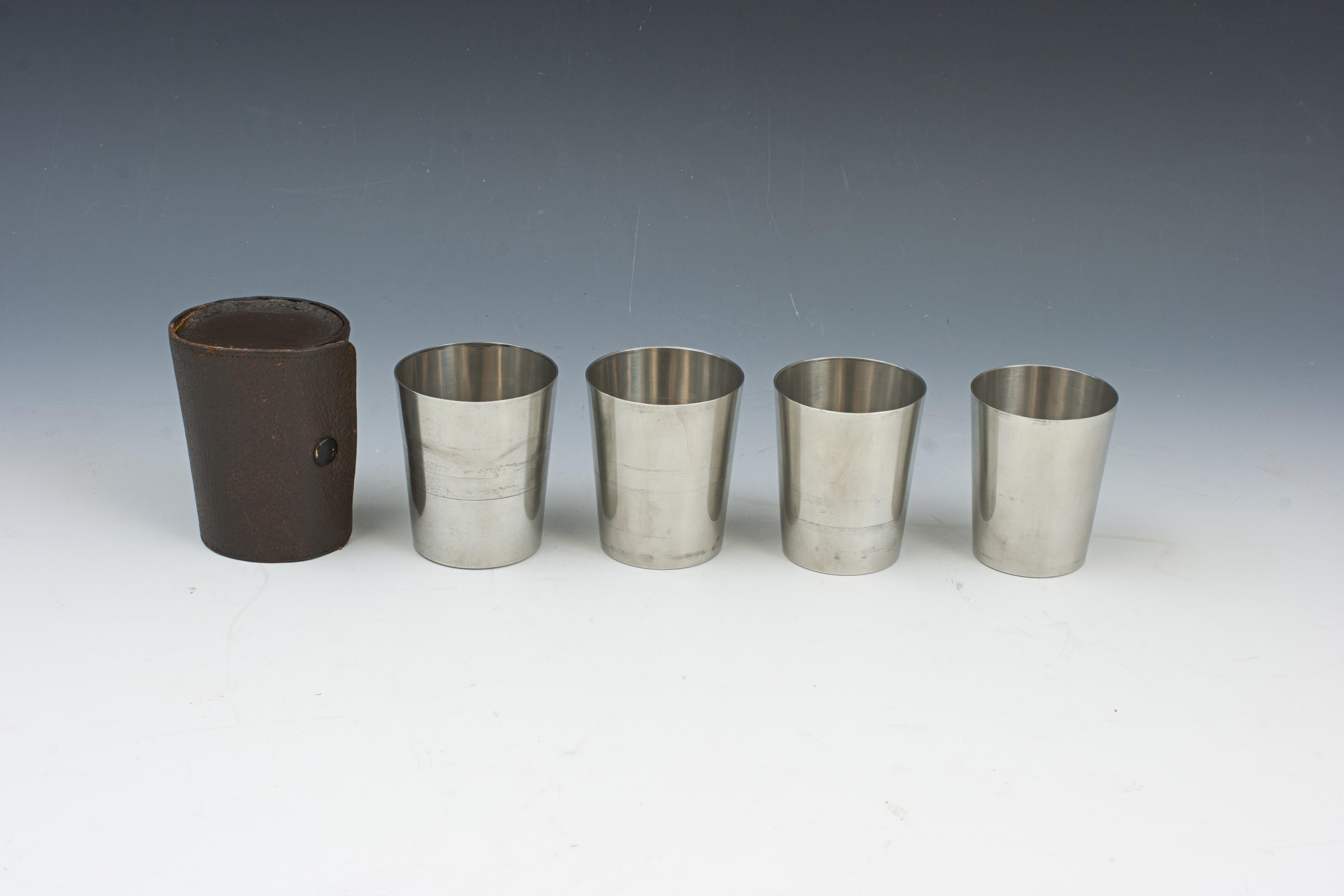 Vintage James Dixon & Sons Travelling Beakers.
Un ensemble de quatre béchers gradués et plaqués de haute qualité dans un étui en cuir de voyage d'origine de James Dixon & Sons, Sheffield. Les béchers s'emboîtent les uns dans les autres, puis dans