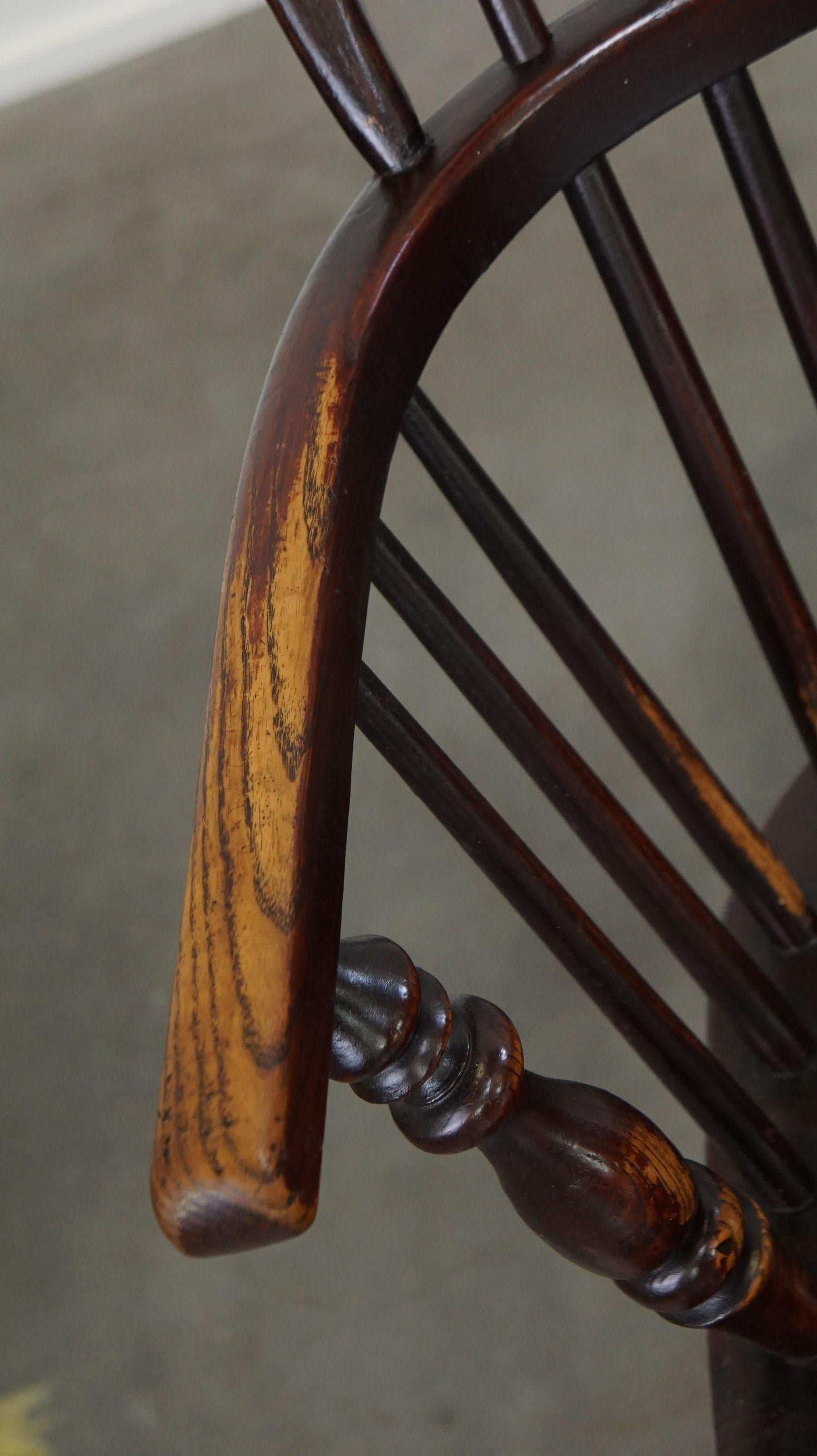 Ensemble de 4 magnifiques chaises/chaises de salle à manger anglaises anciennes à dossier bas Windsor en vente 3