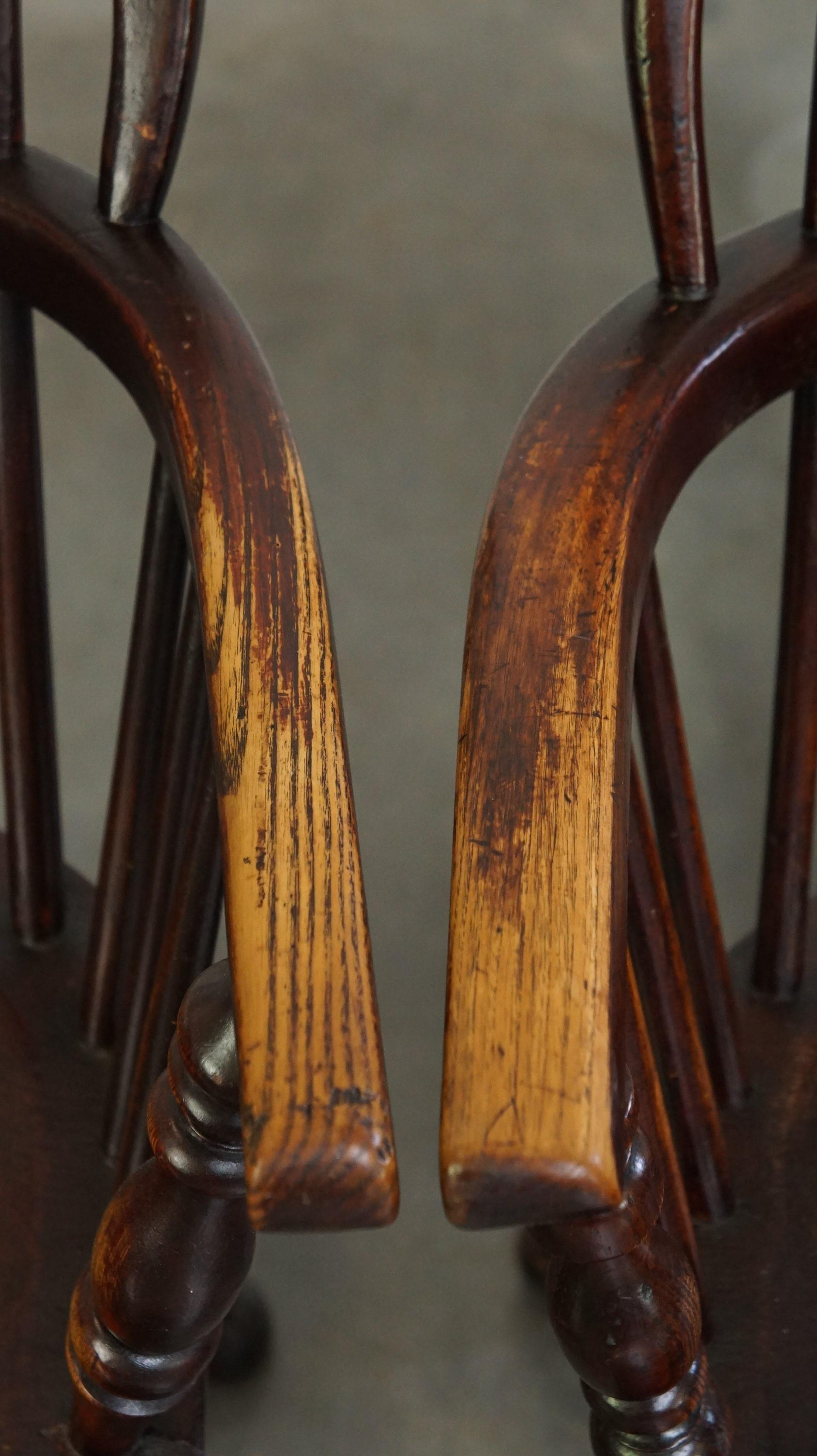 Ensemble de 4 magnifiques chaises/chaises de salle à manger anglaises anciennes à dossier bas Windsor en vente 4