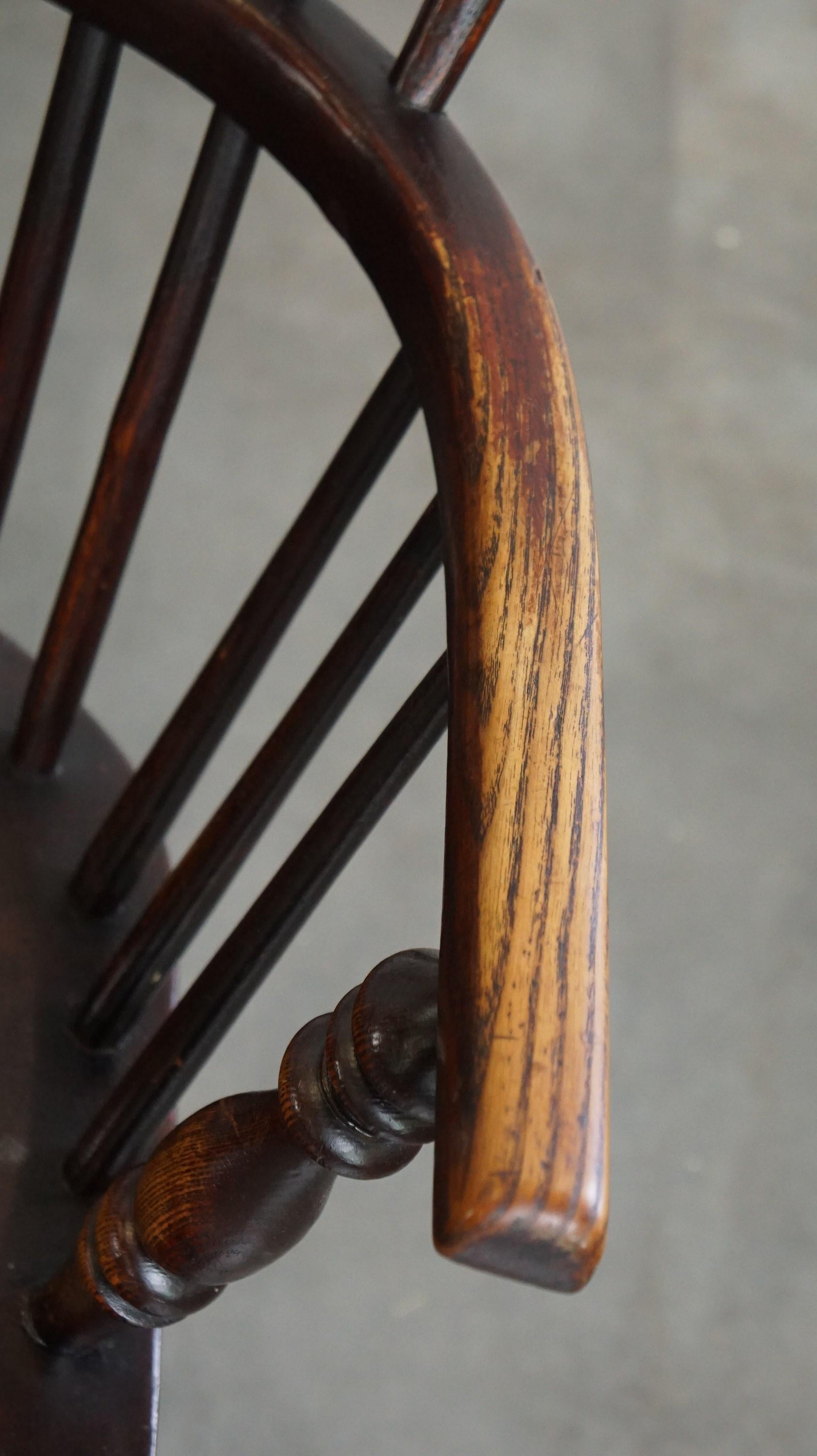Ensemble de 4 magnifiques chaises/chaises de salle à manger anglaises anciennes à dossier bas Windsor en vente 5