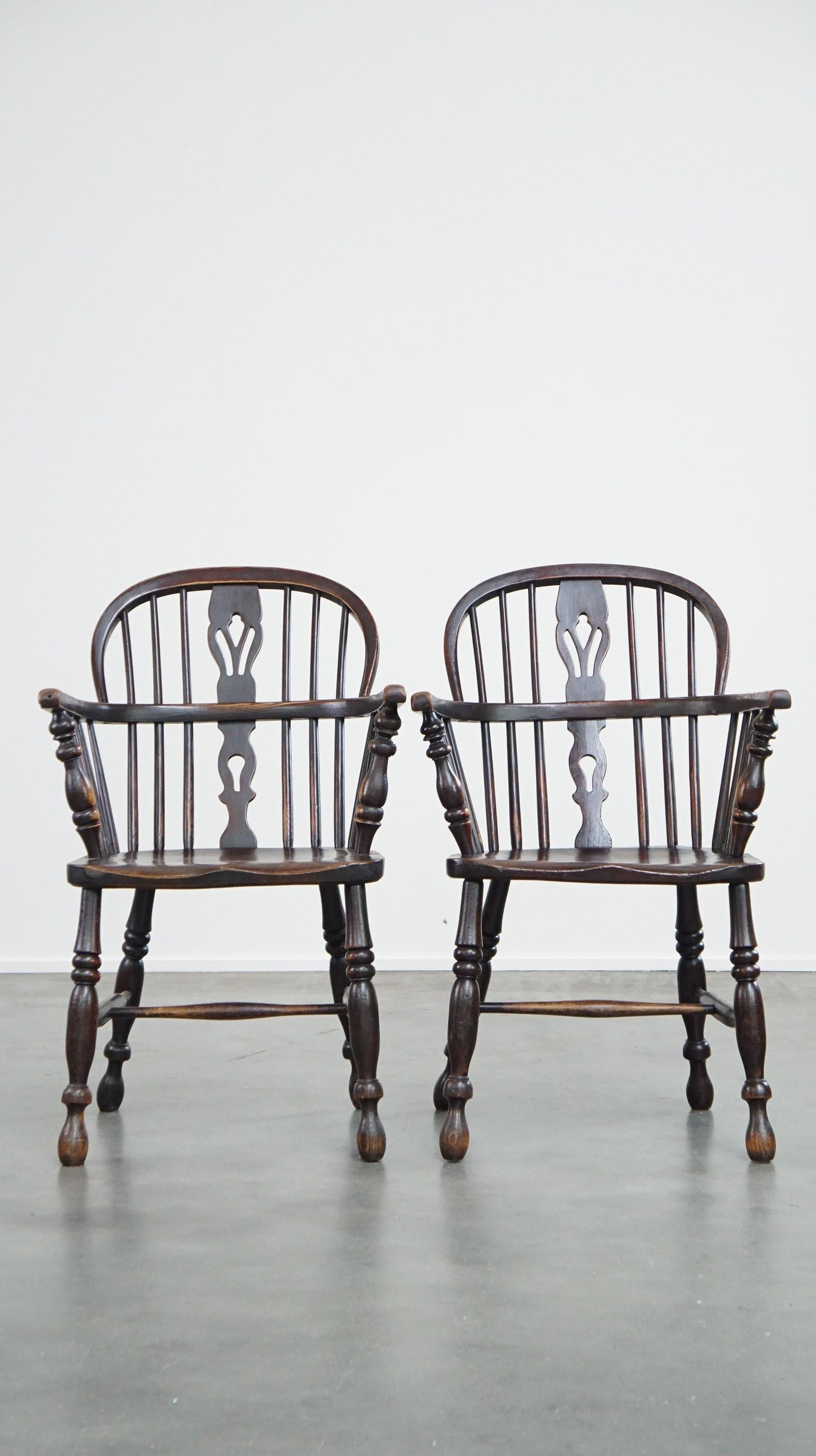 Ce magnifique ensemble de chaises de salle à manger Windsor anciennes a développé une merveilleuse patine au fil des ans. Ces chaises sont dotées d'un dossier en fuseau, d'une assise aux formes magnifiques et de pieds tournés exquis. Non seulement