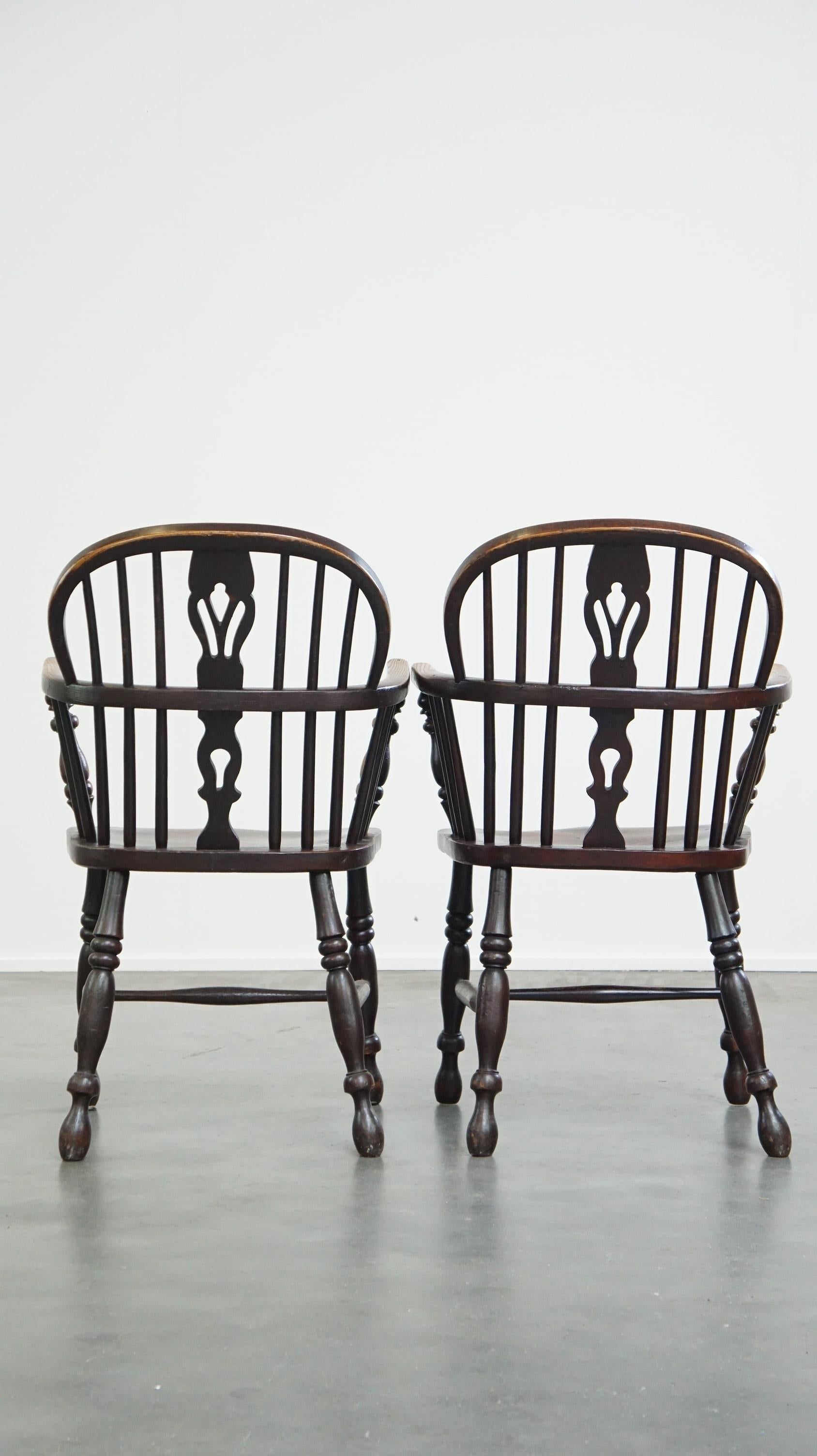 Fait main Ensemble de 4 magnifiques chaises/chaises de salle à manger anglaises anciennes à dossier bas Windsor en vente