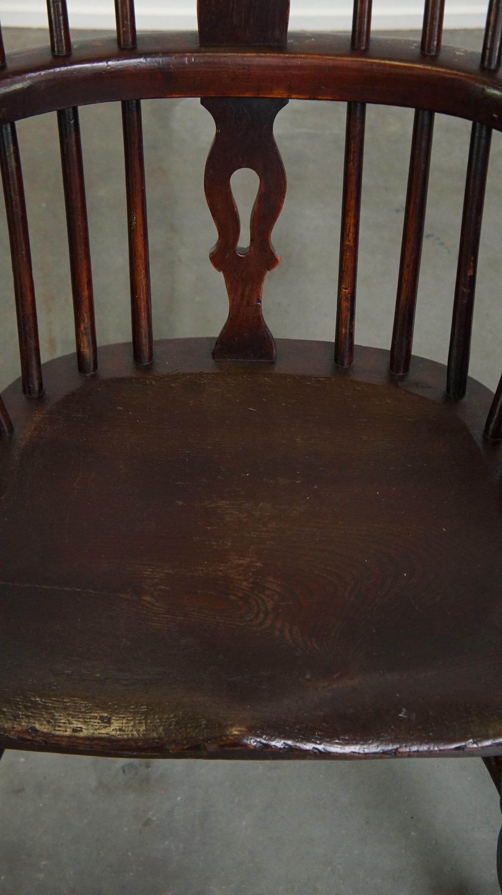 Bois Ensemble de 4 magnifiques chaises/chaises de salle à manger anglaises anciennes à dossier bas Windsor en vente
