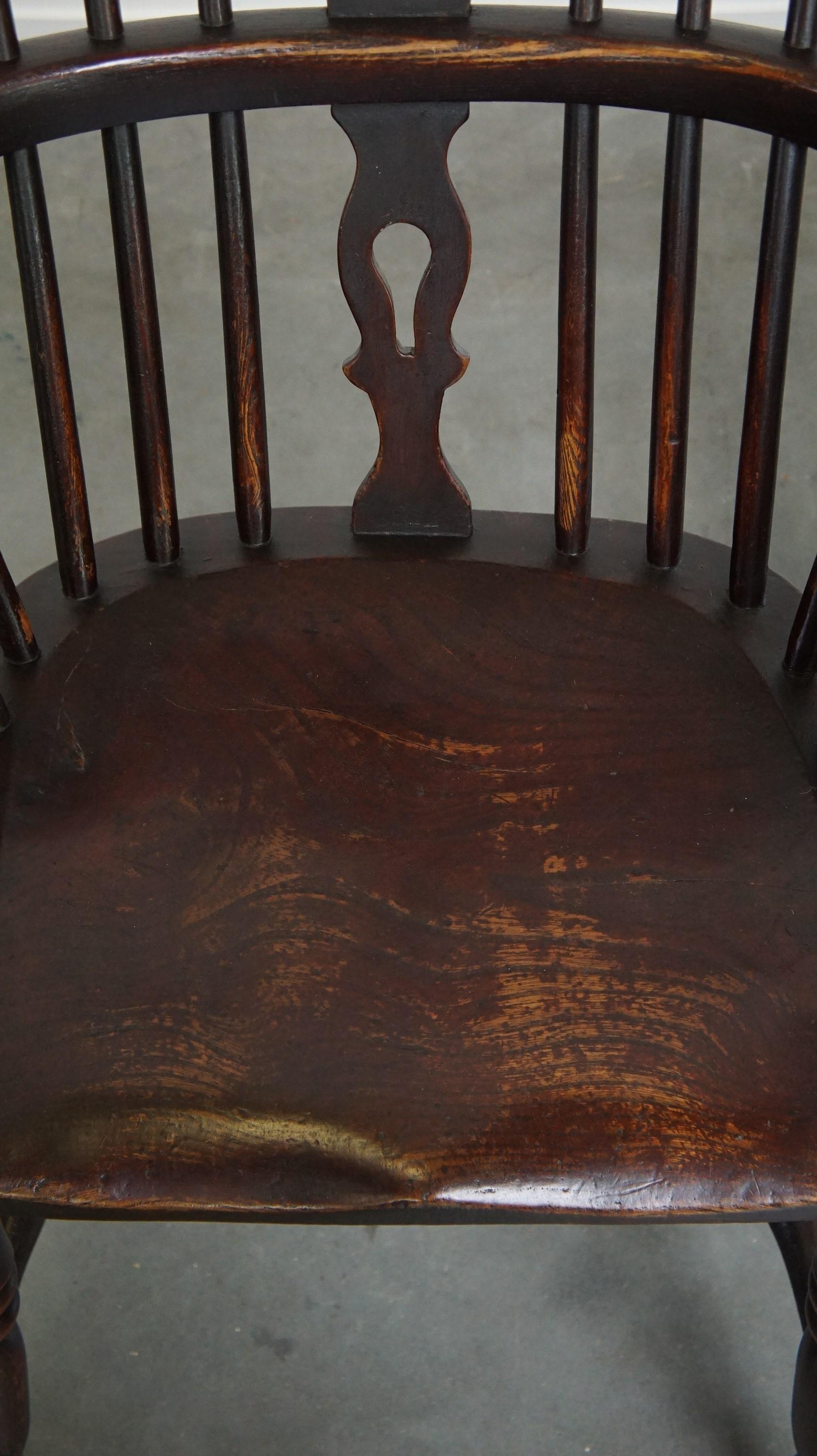 Ensemble de 4 magnifiques chaises/chaises de salle à manger anglaises anciennes à dossier bas Windsor en vente 1