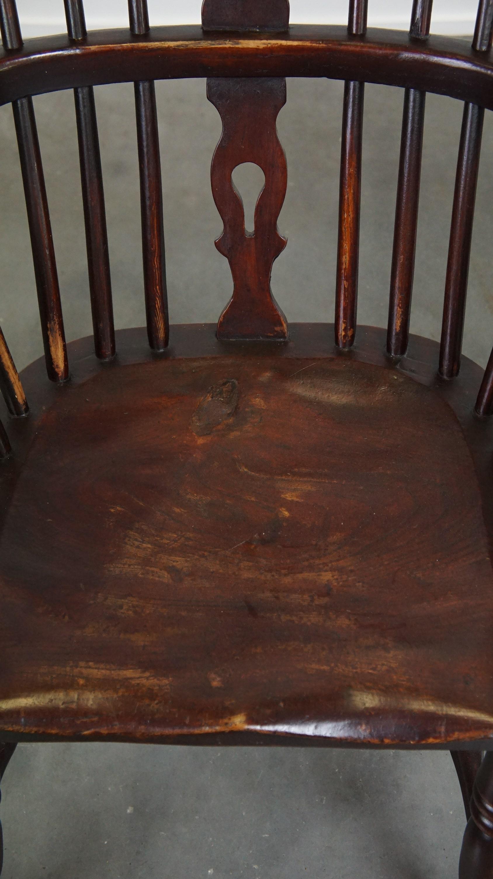 Ensemble de 4 magnifiques chaises/chaises de salle à manger anglaises anciennes à dossier bas Windsor en vente 2
