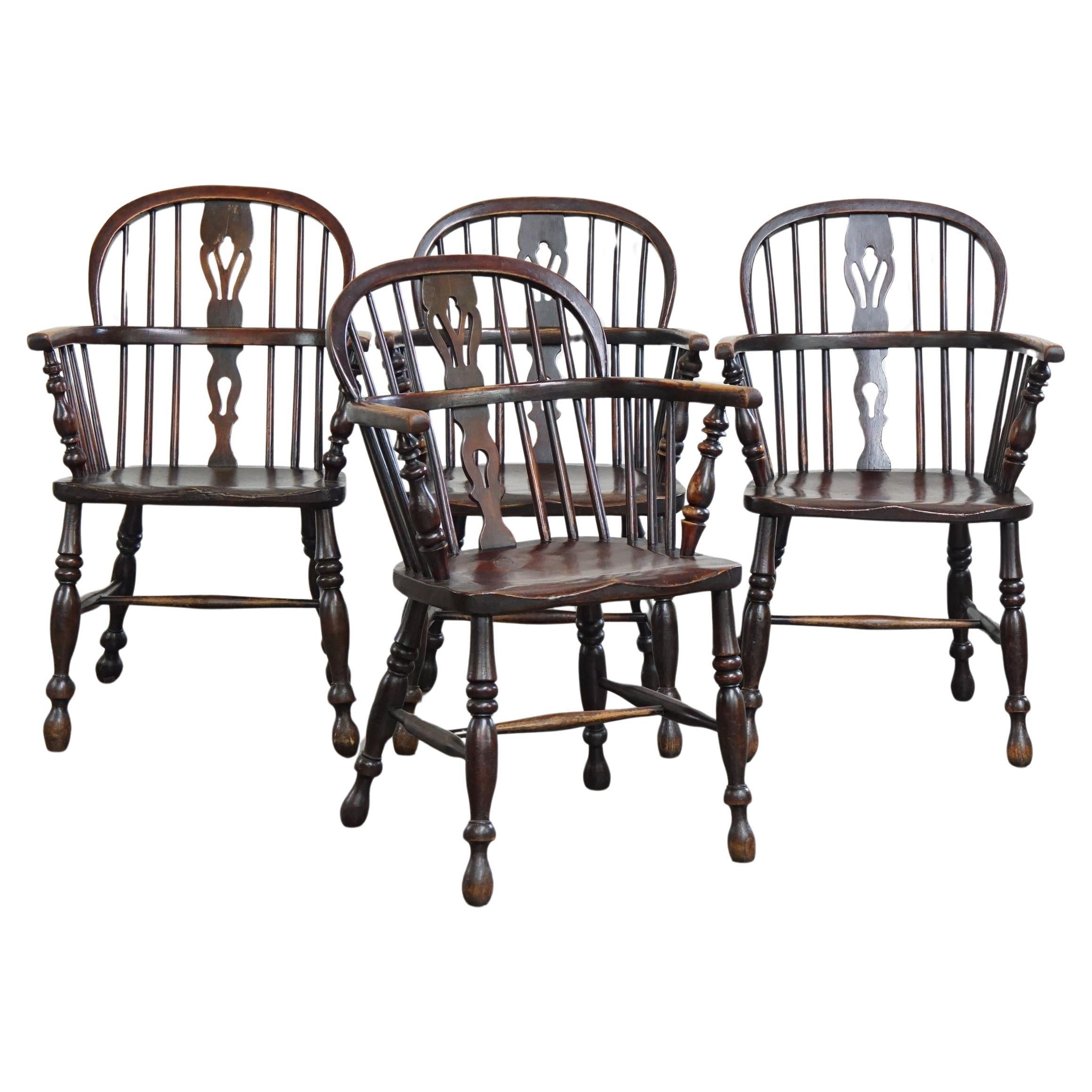 Ensemble de 4 magnifiques chaises/chaises de salle à manger anglaises anciennes à dossier bas Windsor