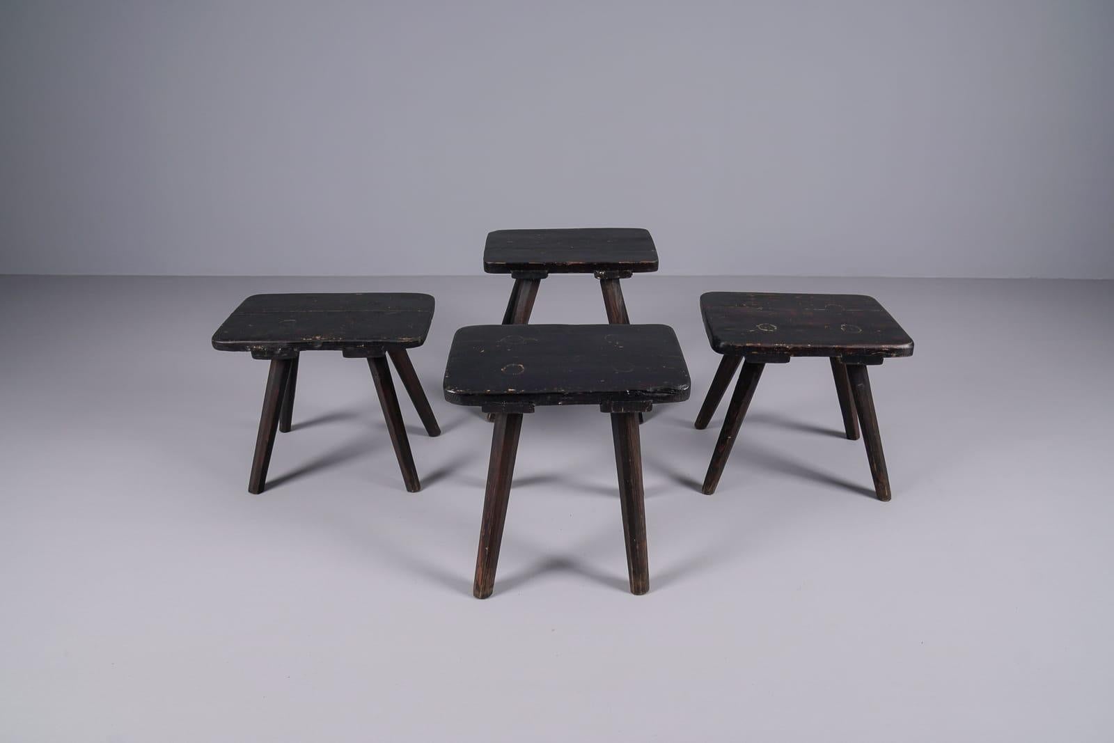 Bois Ensemble de 4 tabourets en bois ancien de belle forme, années 1950 en vente