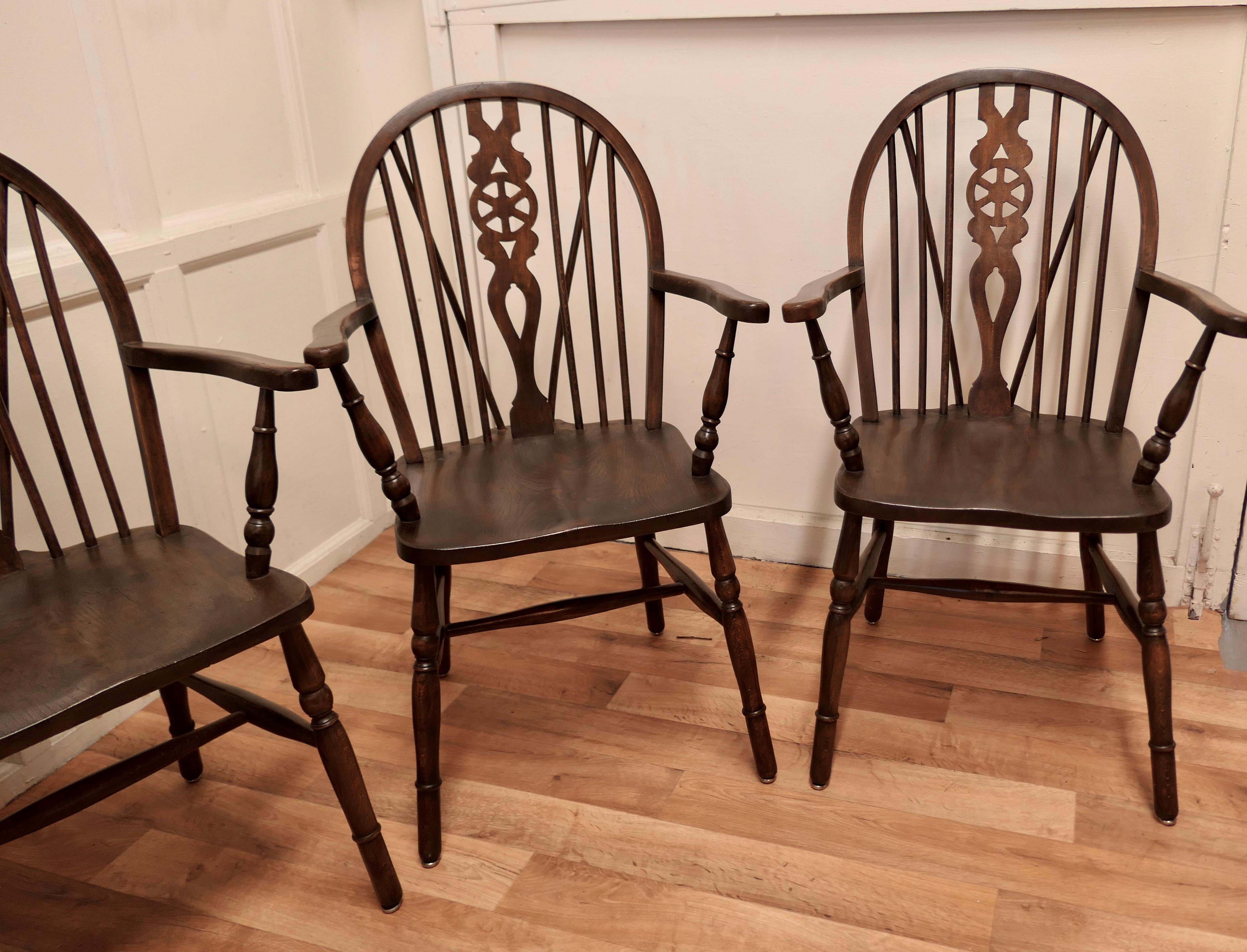 Set of 4 Beech and Elm Wheel Back Carver Chairs     In Good Condition In Chillerton, Isle of Wight