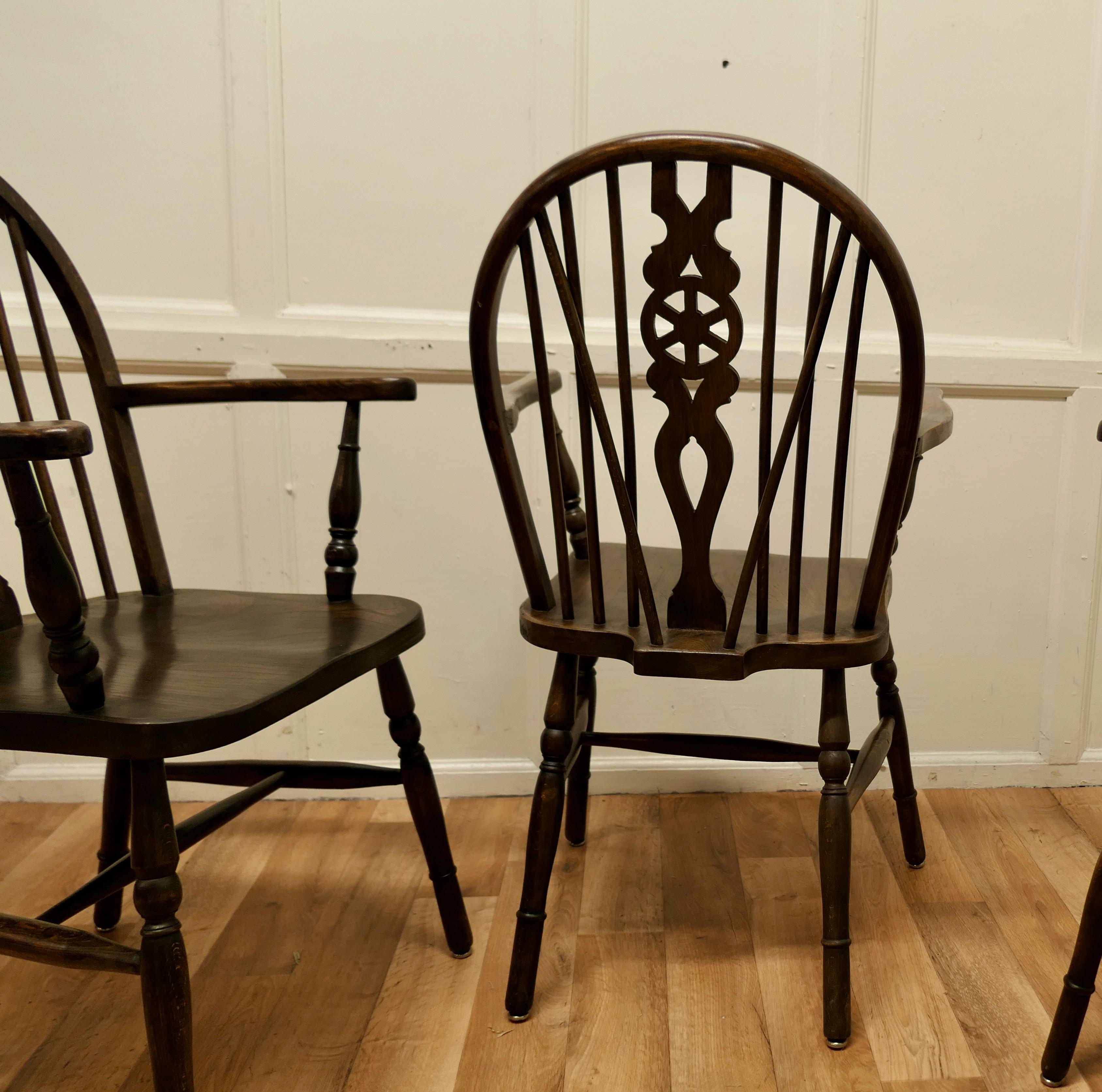 Set of 4 Beech and Elm Wheel Back Carver Chairs In Fair Condition In Chillerton, Isle of Wight