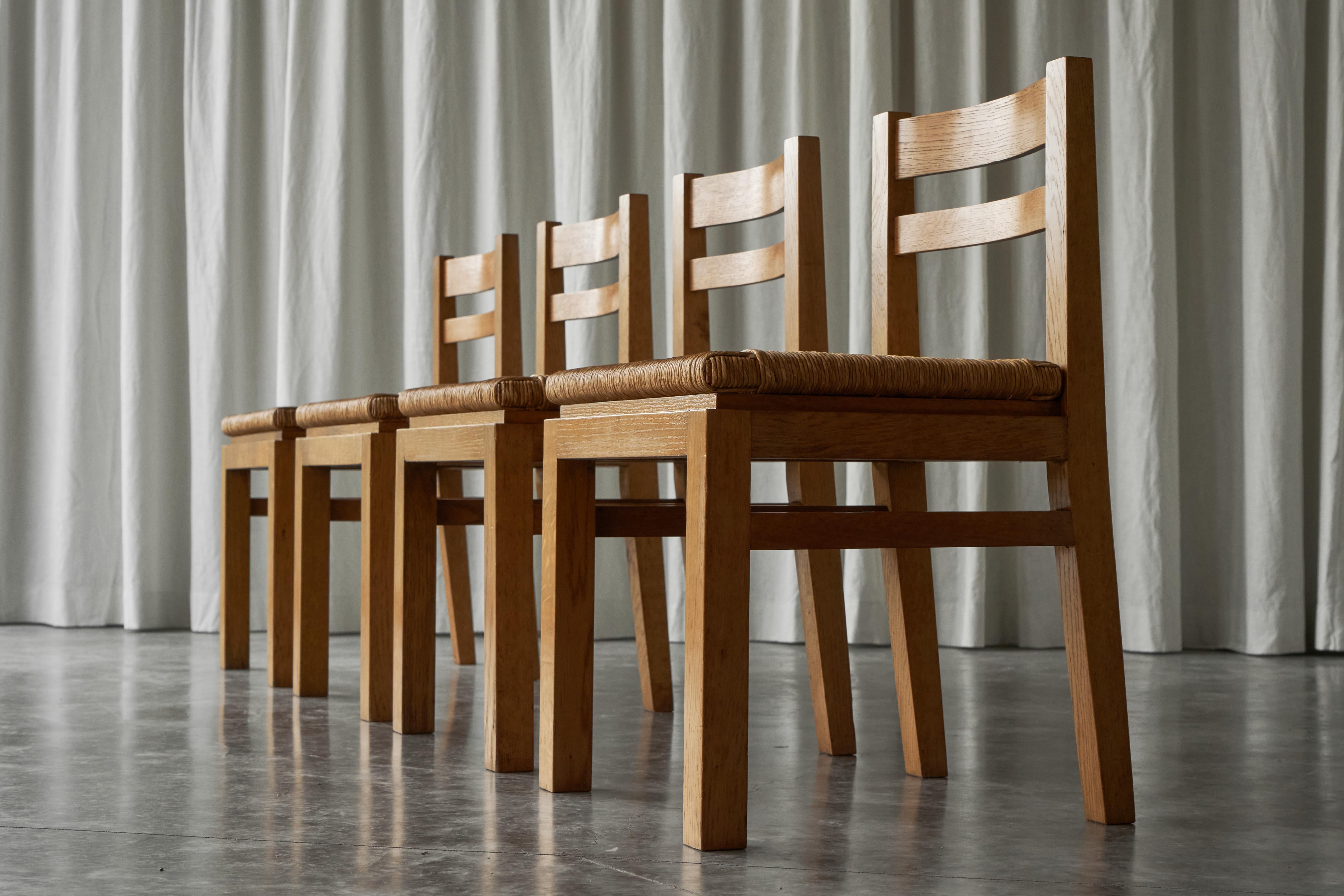 Ensemble de 4 chaises de salle à manger belges modernistes du milieu du siècle en chêne et paille années 1960 en vente 3