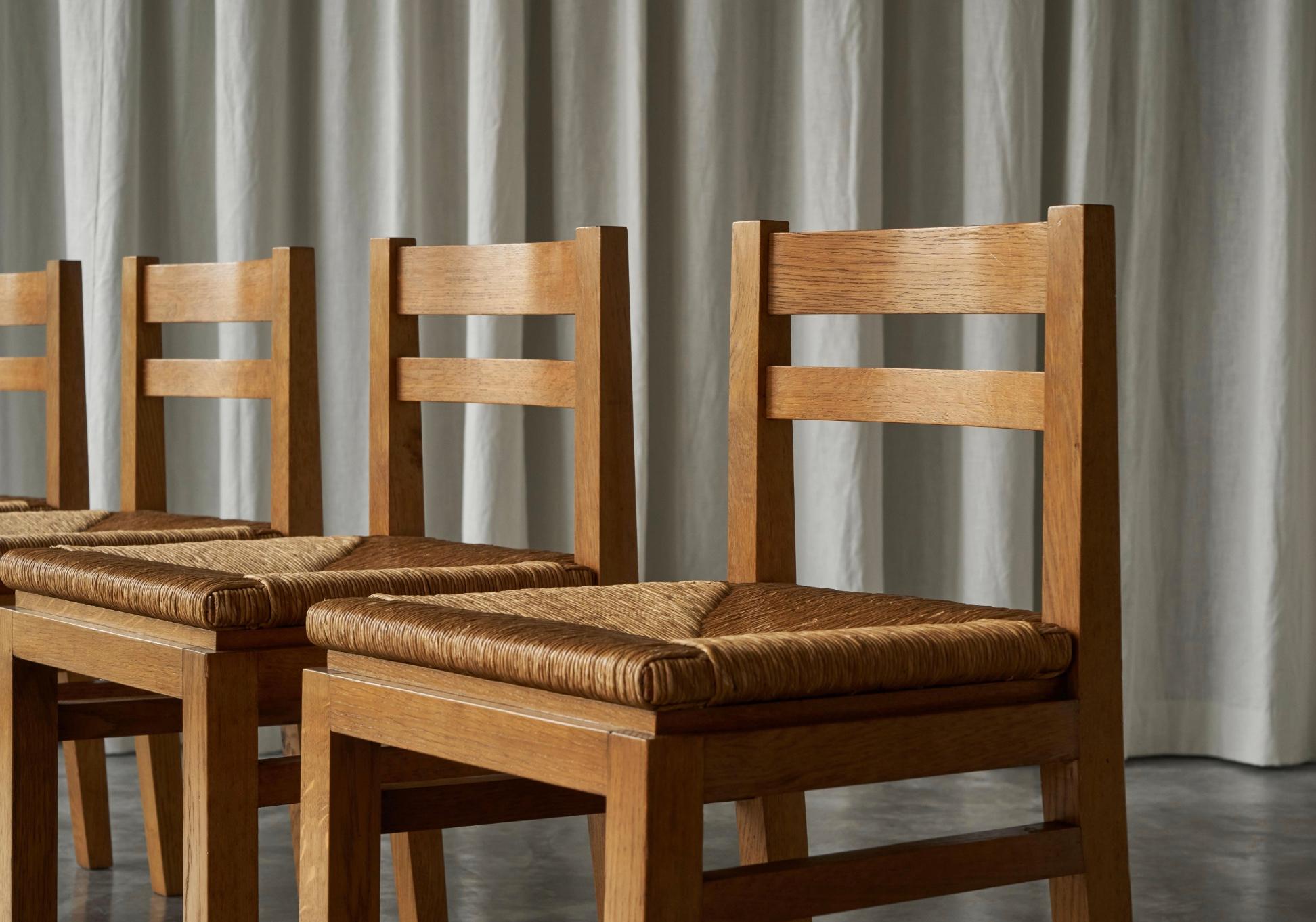Satz von 4 belgischen Mid Century Modernist Esszimmerstühlen in Eiche und Stroh 1960s im Angebot 4