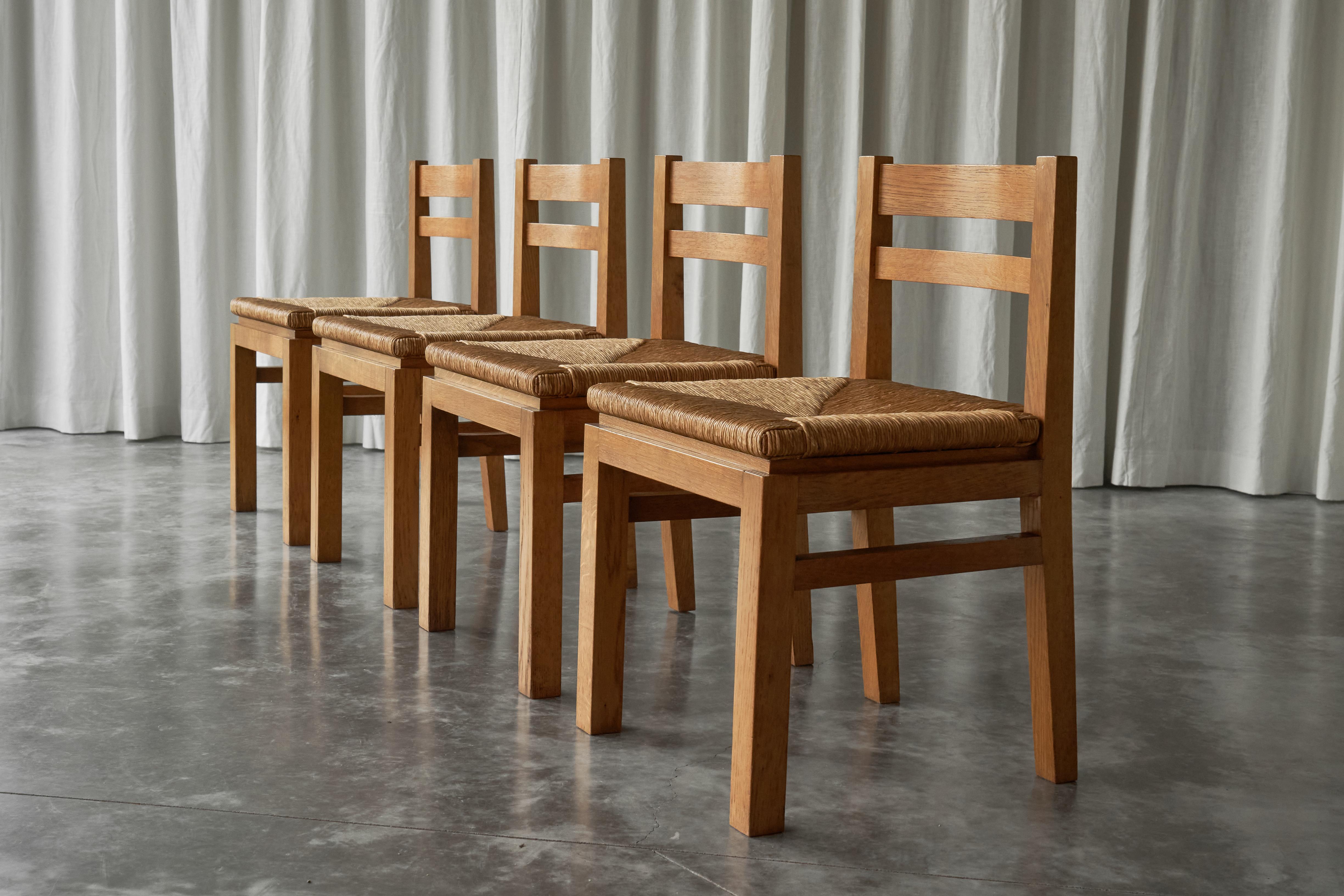 Ensemble de 4 chaises de salle à manger modernistes du milieu du siècle en chêne et paille, Belgique, années 1960.

Ce remarquable ensemble de quatre chaises de salle à manger modernistes provient du premier propriétaire et est conçu à la manière