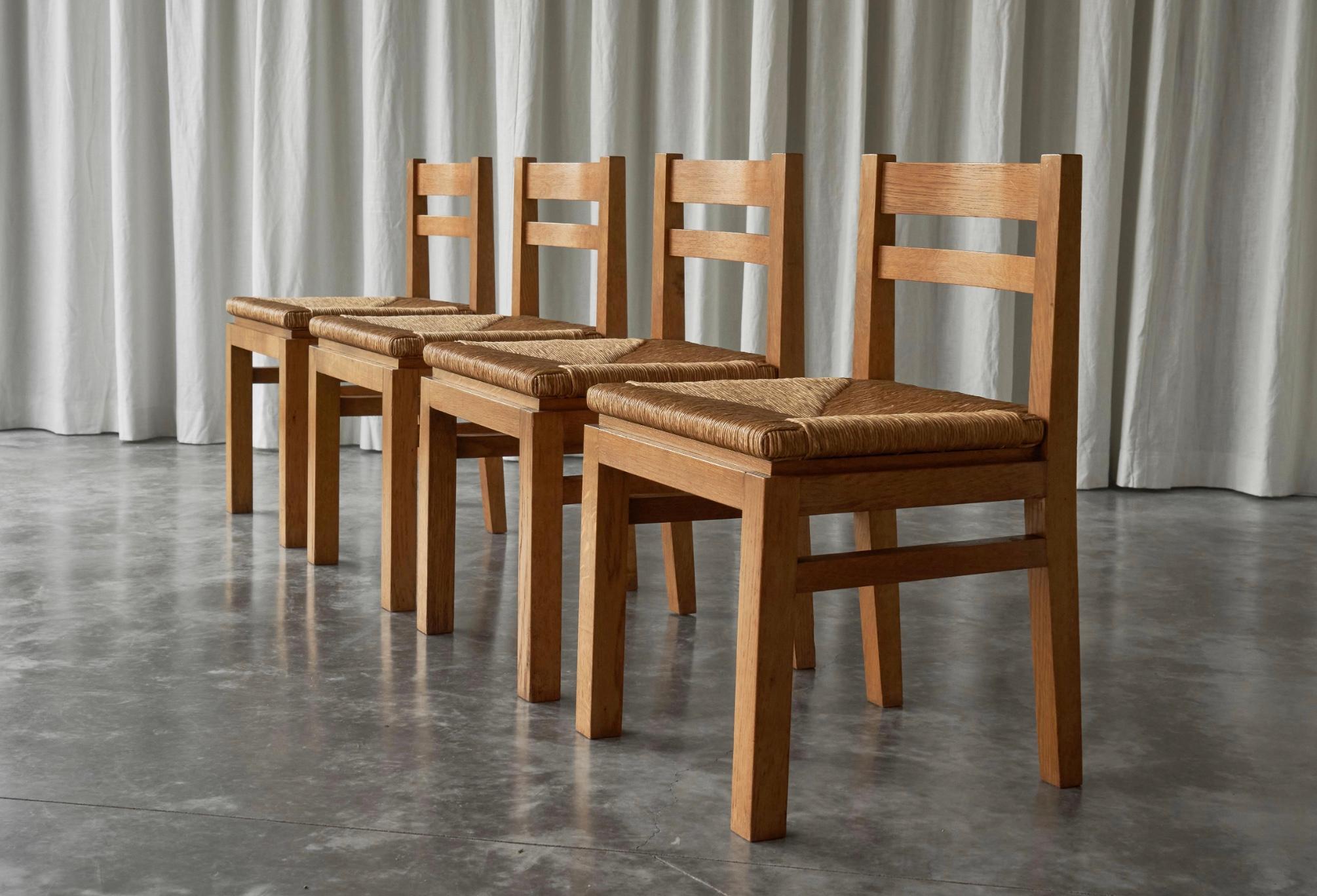 Satz von 4 modernistischen Esszimmerstühlen aus Eiche und Stroh, Belgien, 1960er Jahre.

Dieses bemerkenswerte Set aus vier modernistischen Esszimmerstühlen stammt aus dem Besitz des Erstbesitzers und ist in Anlehnung an die Werke des belgischen