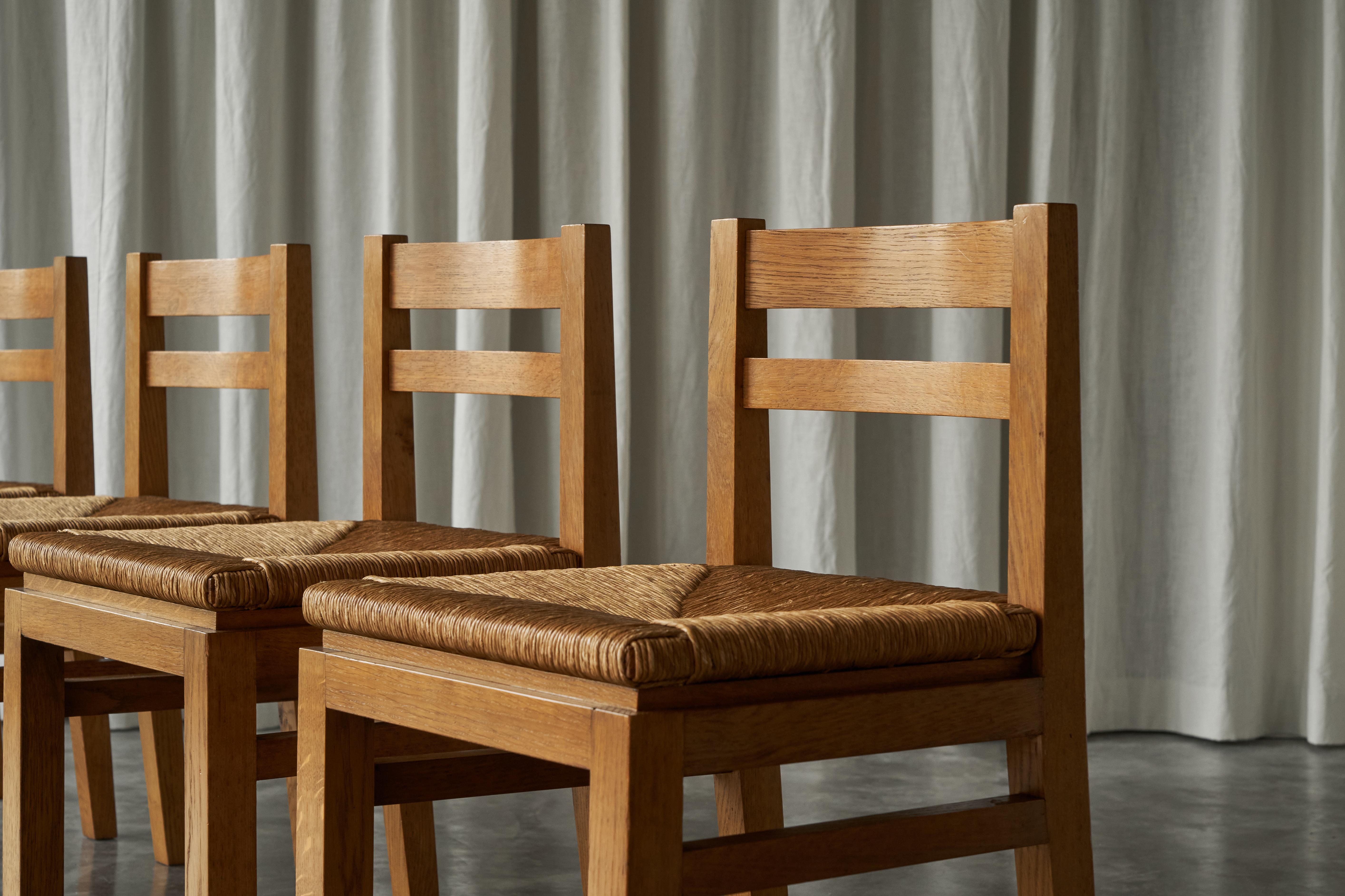 Mid-Century Modern Ensemble de 4 chaises de salle à manger belges modernistes du milieu du siècle en chêne et paille années 1960 en vente