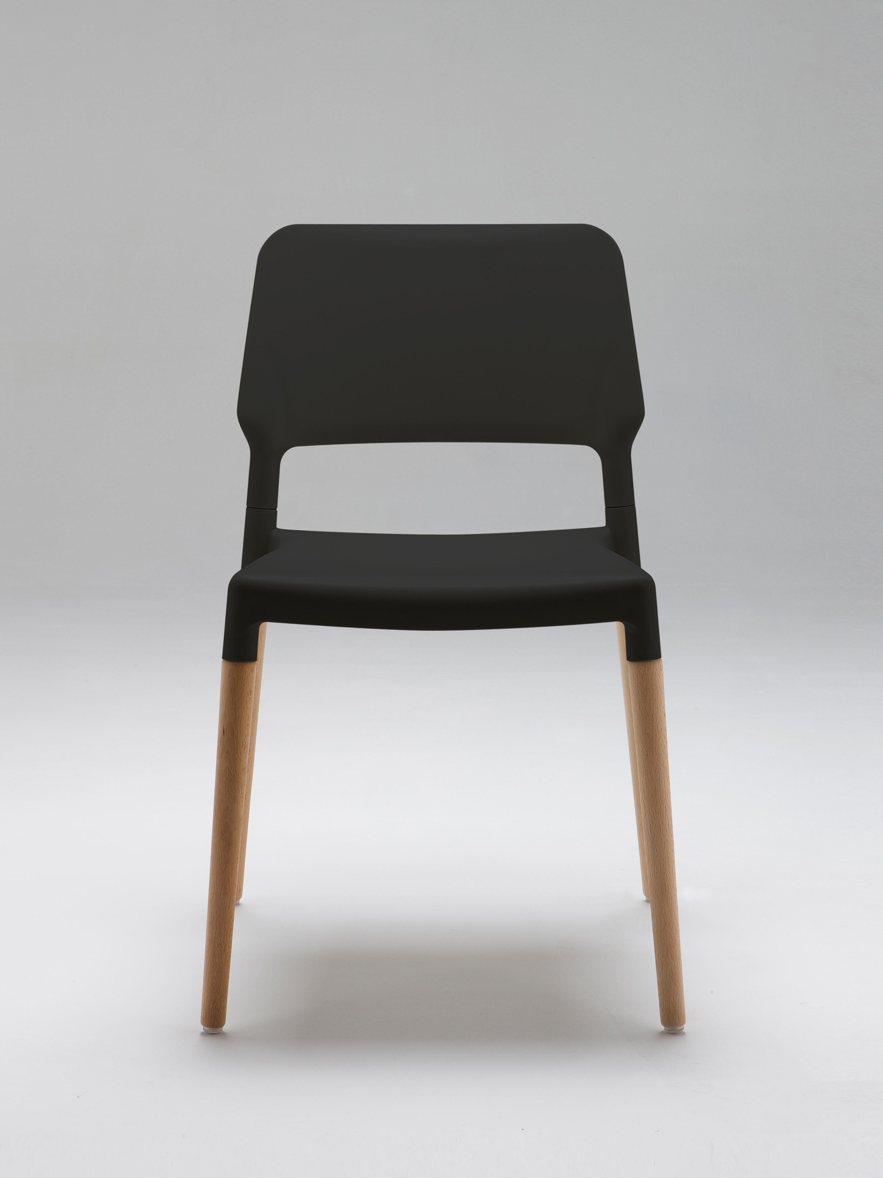 Set of 4 Belloch dining chair by Lagranja Design
Dimensions: D 50 x W 54 x H 79 cm
Materials: beech wood, polypropylene, fiberglass.
Available in other colors.

The Belloch chair is the result of commissioning a lightweight and stackable