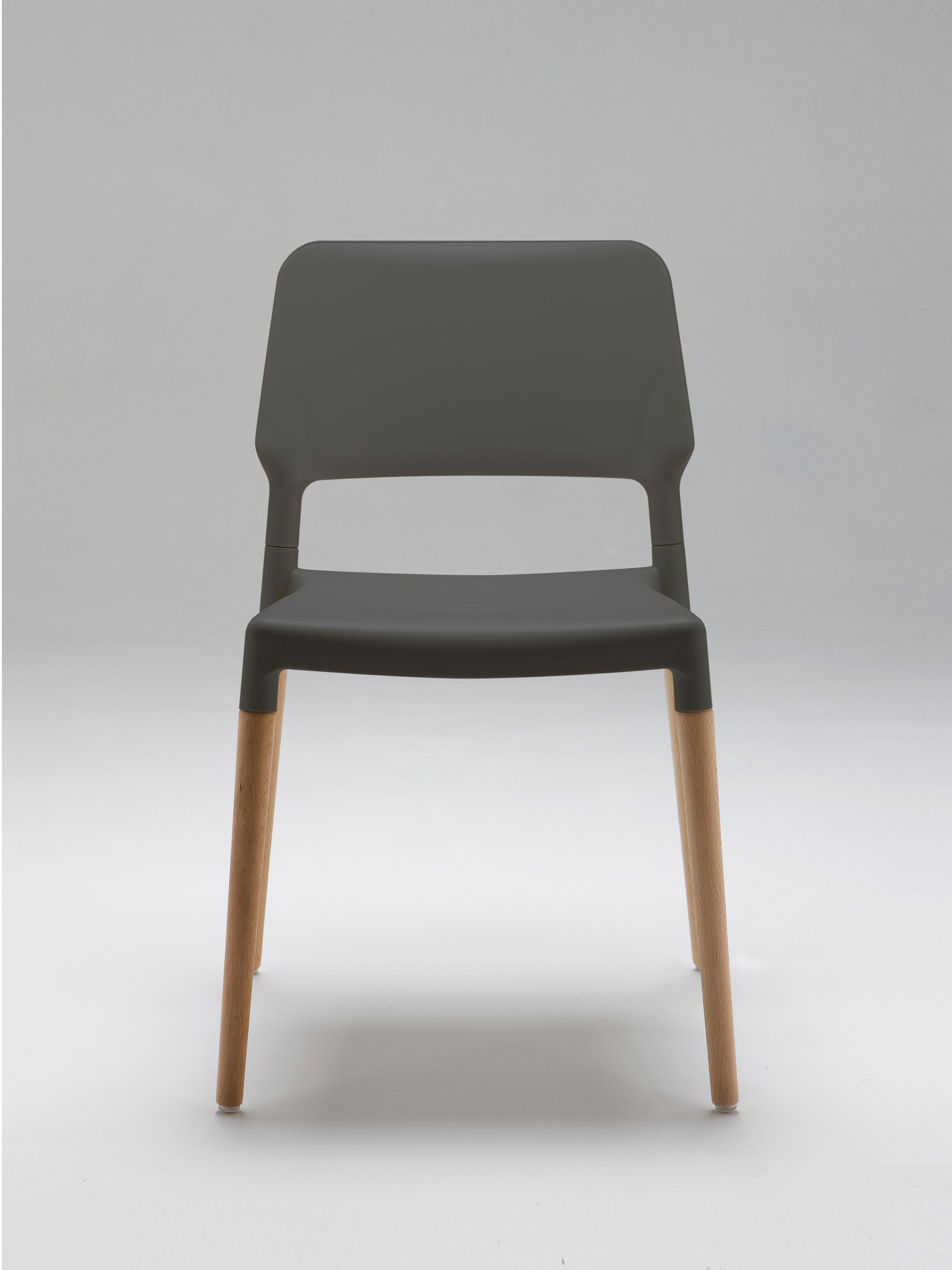 Set of 4 Belloch dining chair by Lagranja Design
Dimensions: D 50 x W 54 x H 79 cm
Materials: beech wood, polypropylene, fiberglass.
Available in other colors.

The Belloch chair is the result of commissioning a lightweight and stackable design.