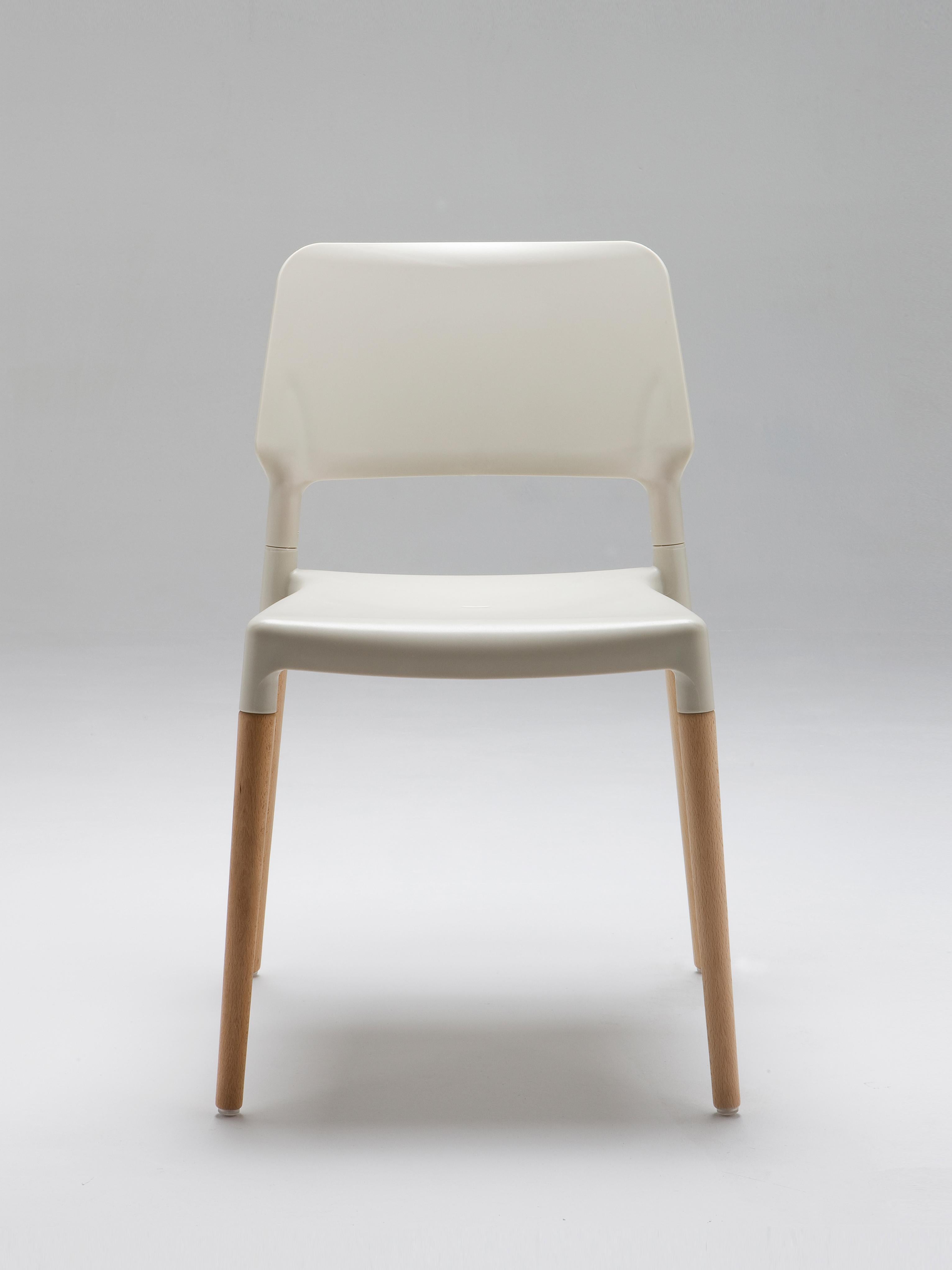Set of 4 Belloch dining chair by Lagranja Design
Dimensions: D 50 x W 54 x H 79 cm
Materials: beech wood, polypropylene, fiberglass.
Available in other colors.
Available in beech wood or aluminum legs.

The Belloch chair is the result of