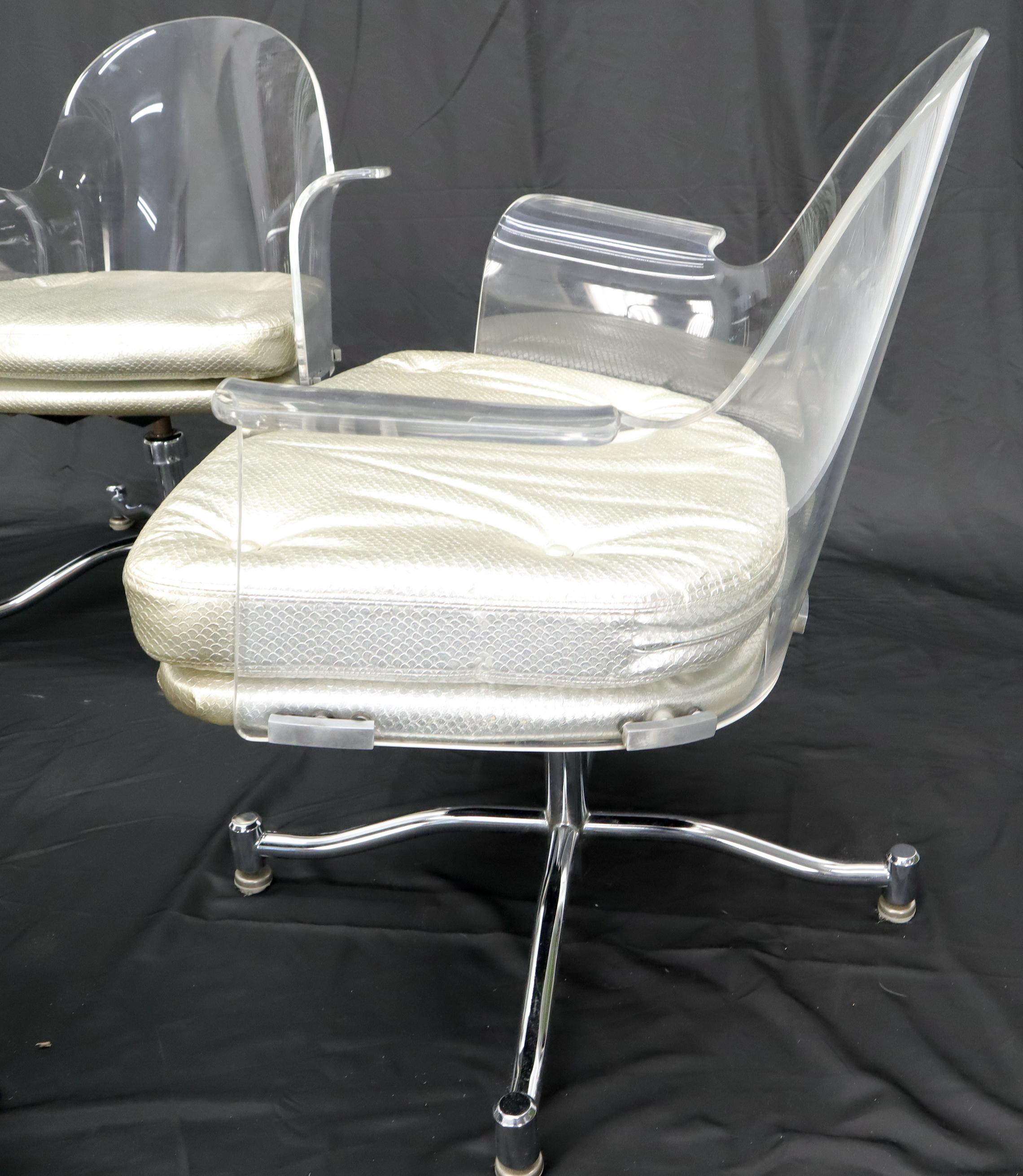 Set aus 4 gebogenen Lucite-Esszimmerstühlen auf Chromsockeln (amerikanisch) im Angebot