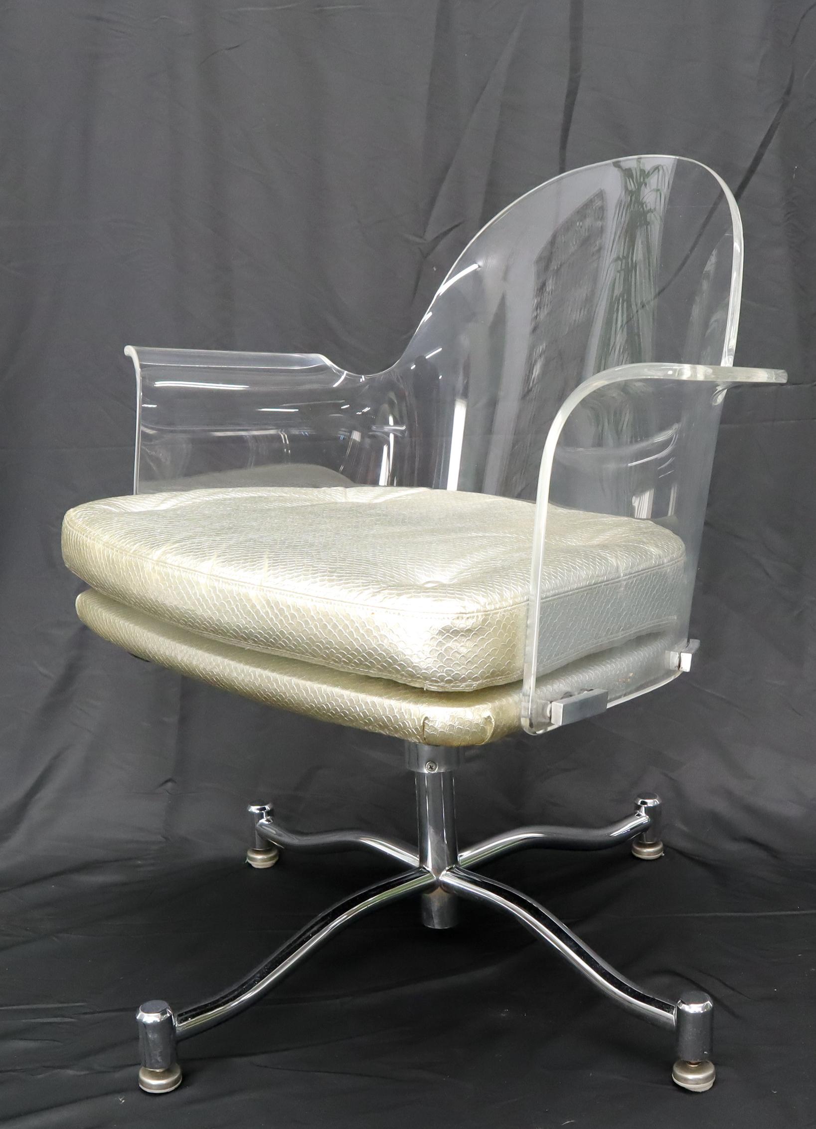 Set aus 4 gebogenen Lucite-Esszimmerstühlen auf Chromsockeln (20. Jahrhundert) im Angebot