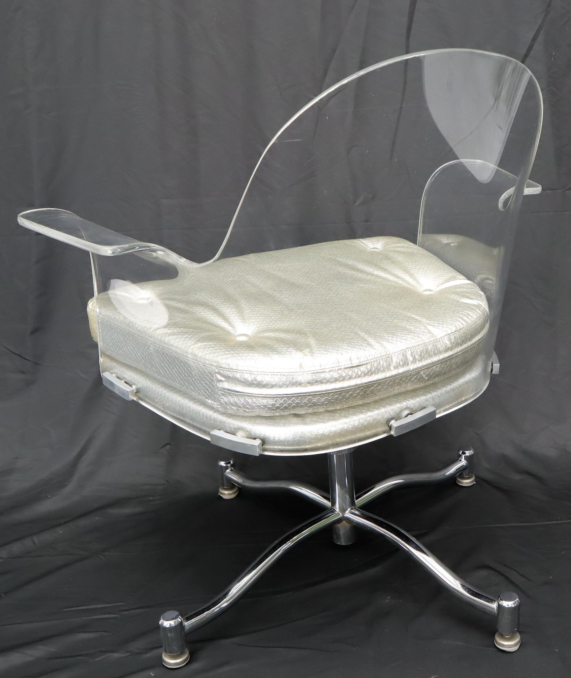 Set di 4 sedie da pranzo in lucite piegata su basi cromate in vendita 1