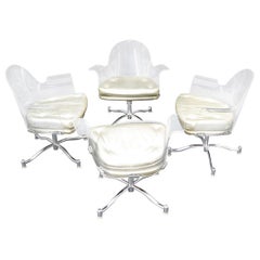 Ensemble de 4 chaises de salle à manger en lucite cintrée sur bases chromées