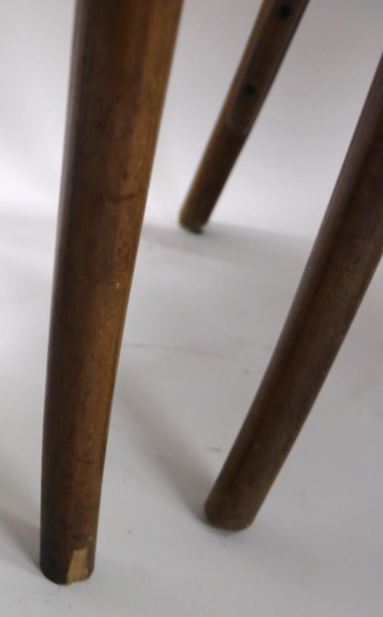 Ensemble de 2 chaises basses en bois cintré attribuées à Thonet en vente 3