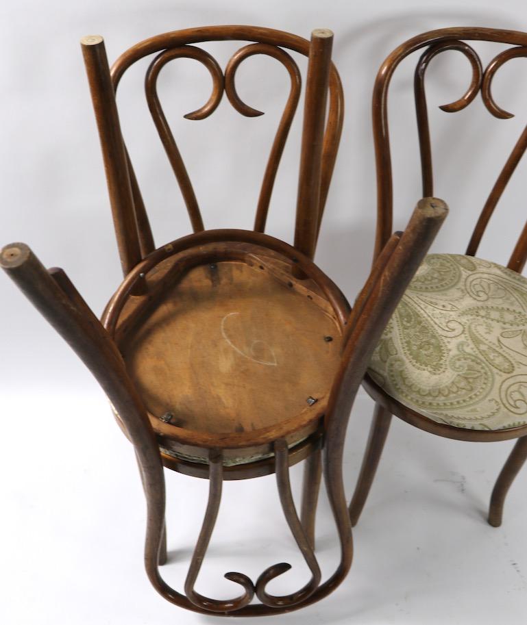 Ensemble de 2 chaises basses en bois cintré attribuées à Thonet 4