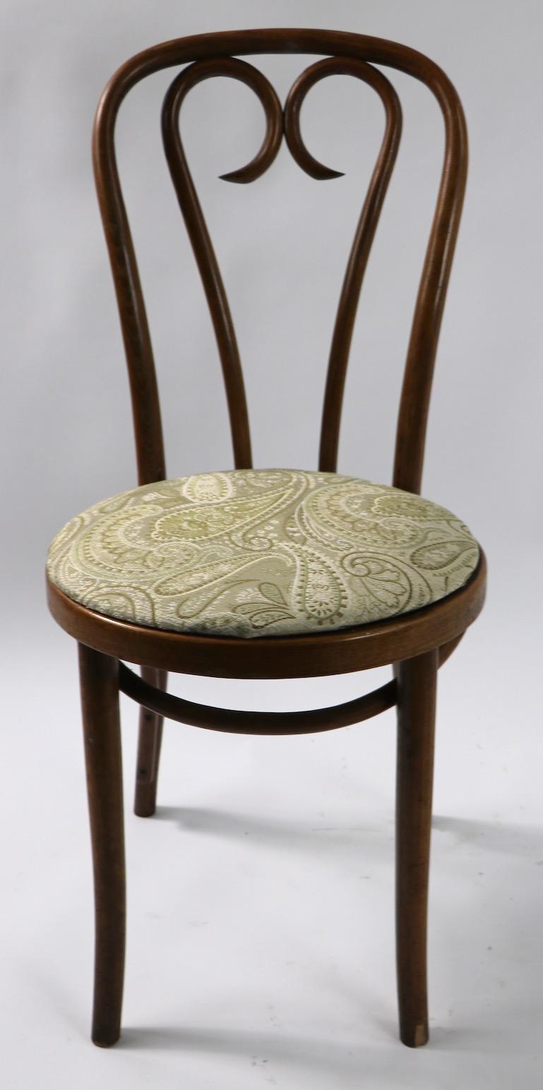 Sécession viennoise Ensemble de 2 chaises basses en bois cintré attribuées à Thonet en vente
