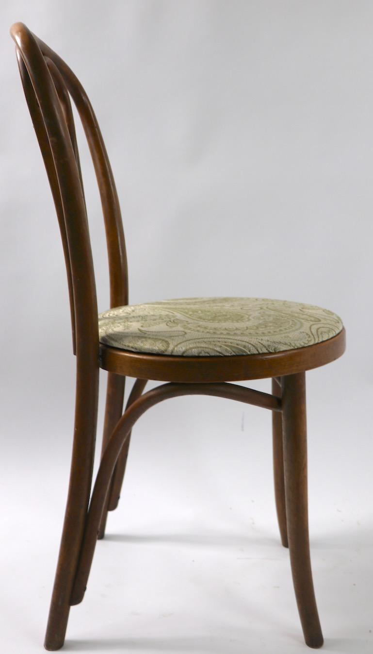 Autrichien Ensemble de 2 chaises basses en bois cintré attribuées à Thonet en vente