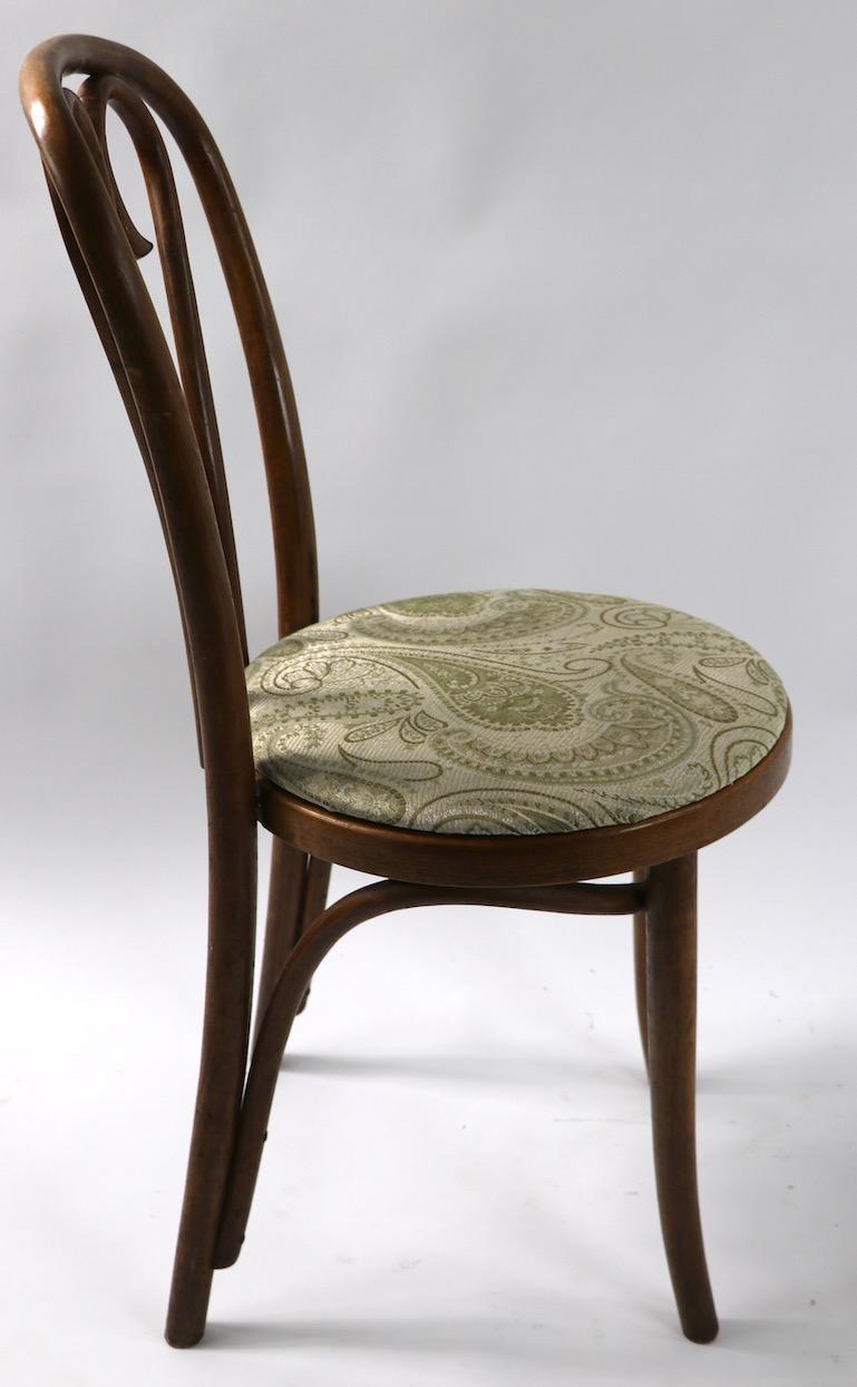 Ensemble de 2 chaises basses en bois cintré attribuées à Thonet Bon état - En vente à New York, NY