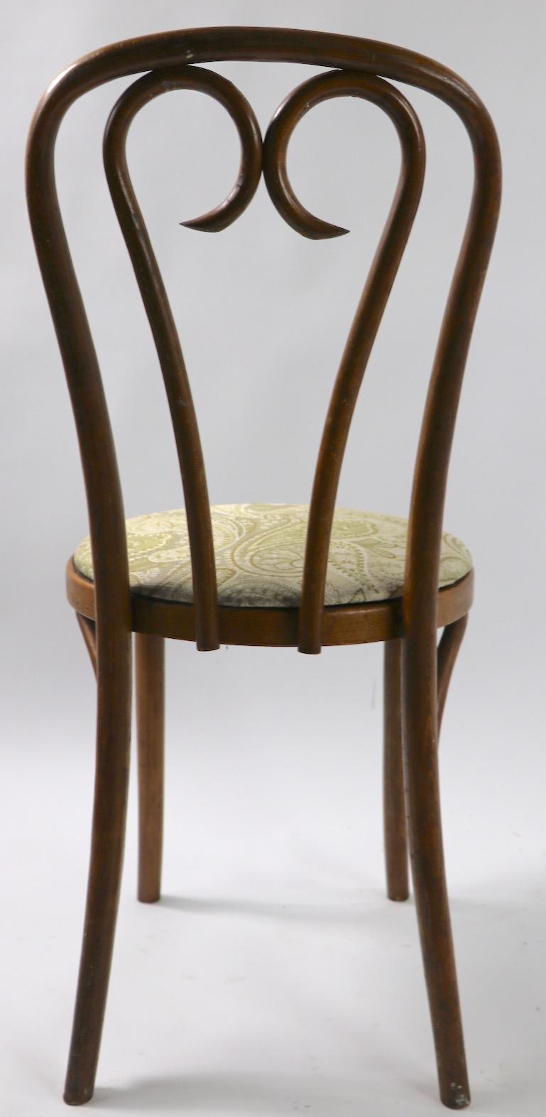 20ième siècle Ensemble de 2 chaises basses en bois cintré attribuées à Thonet en vente