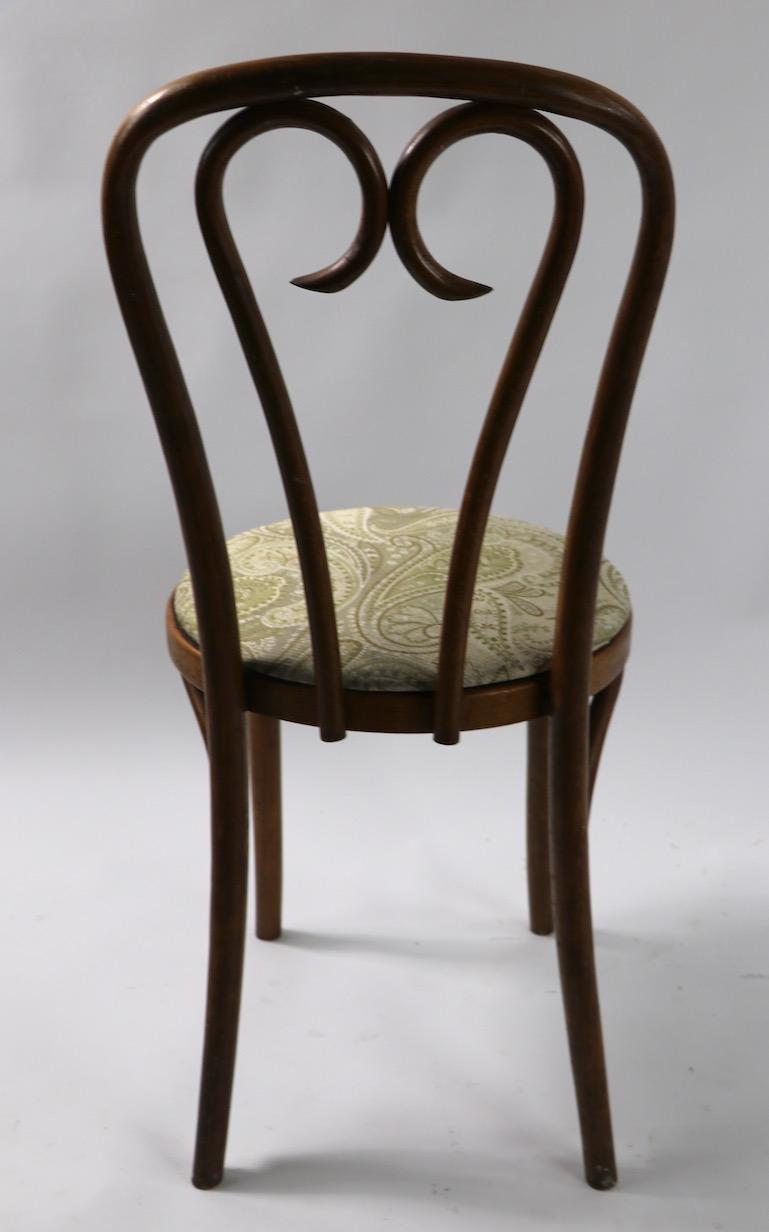 Tissu d'ameublement Ensemble de 2 chaises basses en bois cintré attribuées à Thonet en vente
