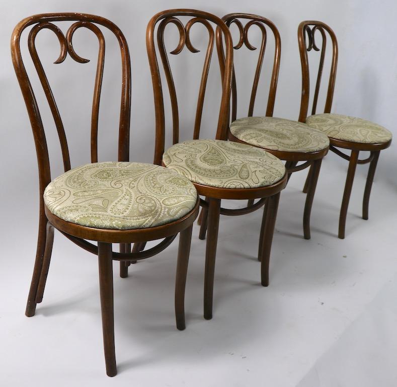 Ensemble de 2 chaises basses en bois cintré attribuées à Thonet en vente 2