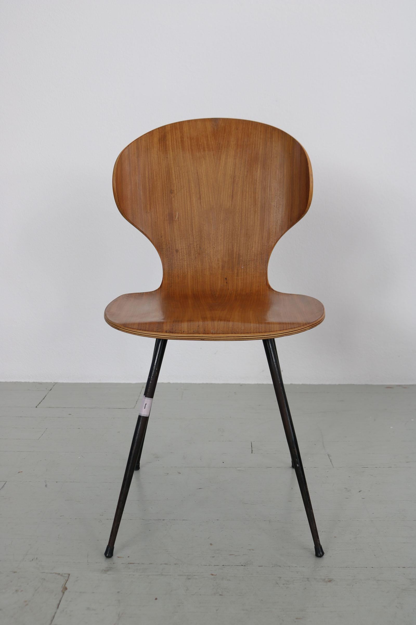 Ensemble de 4 chaises en bois cintré Carlo Ratti, Industria Legni Curvati, Italie  1950s. en vente 8