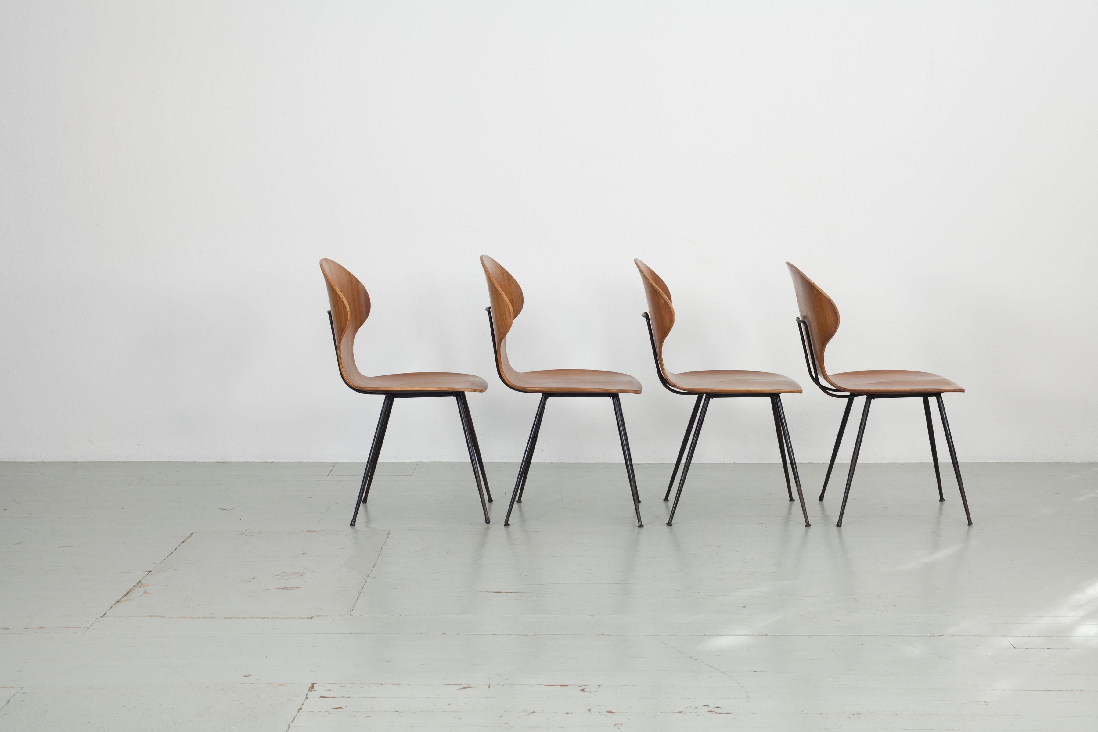 Mid-Century Modern Ensemble de 4 chaises en bois cintré Carlo Ratti, Industria Legni Curvati, Italie  1950s. en vente