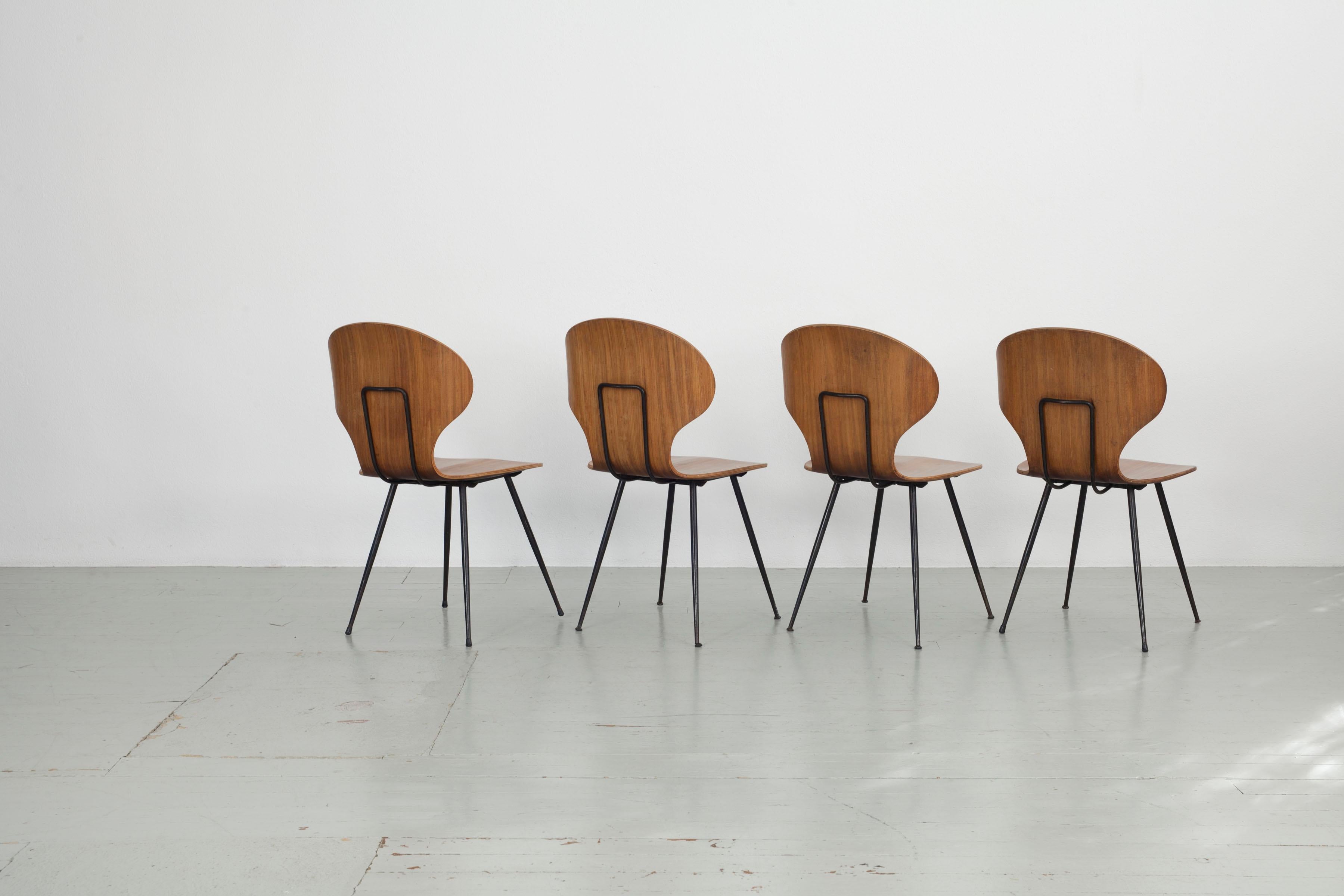 italien Ensemble de 4 chaises en bois cintré Carlo Ratti, Industria Legni Curvati, Italie  1950s. en vente