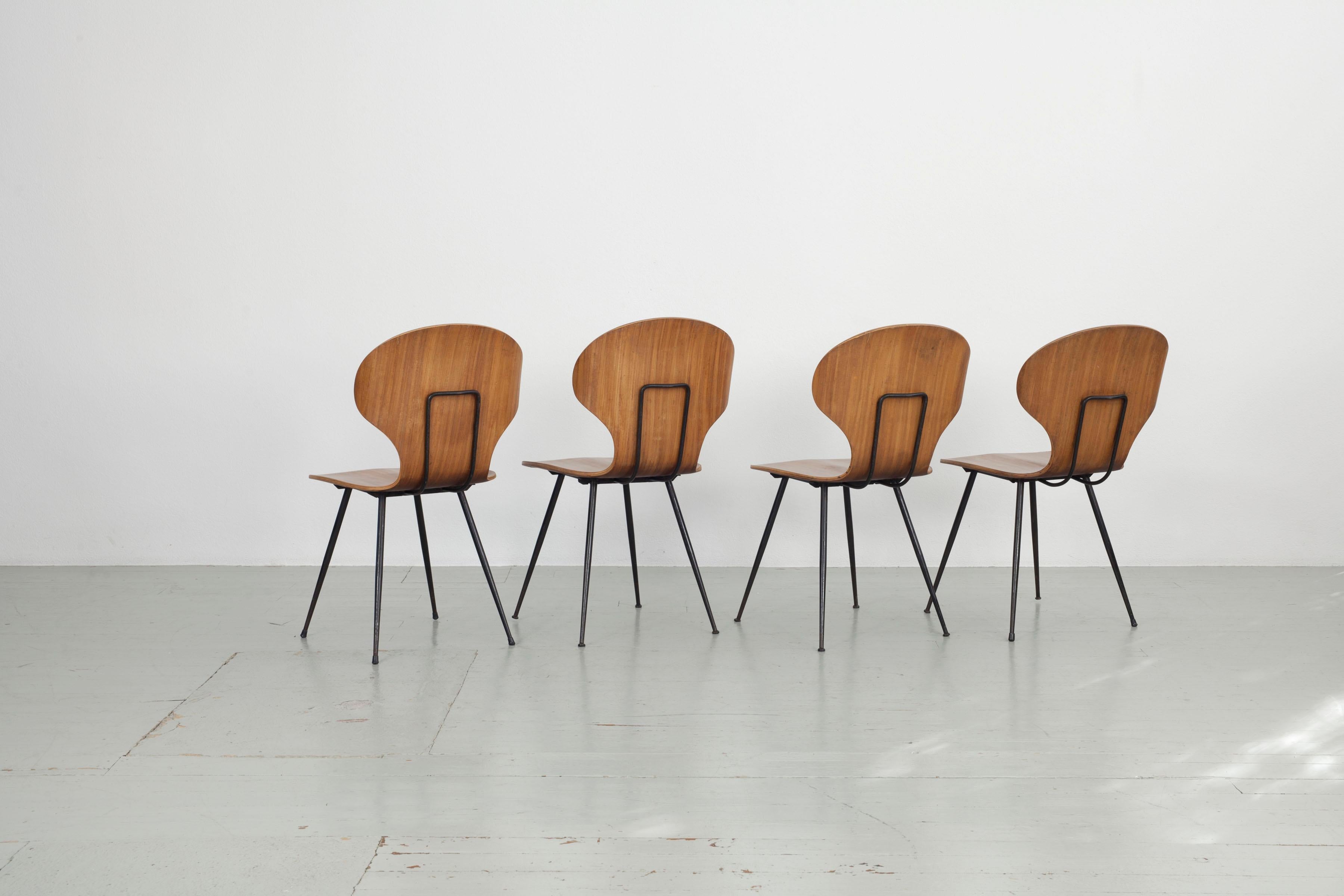 Milieu du XXe siècle Ensemble de 4 chaises en bois cintré Carlo Ratti, Industria Legni Curvati, Italie  1950s. en vente