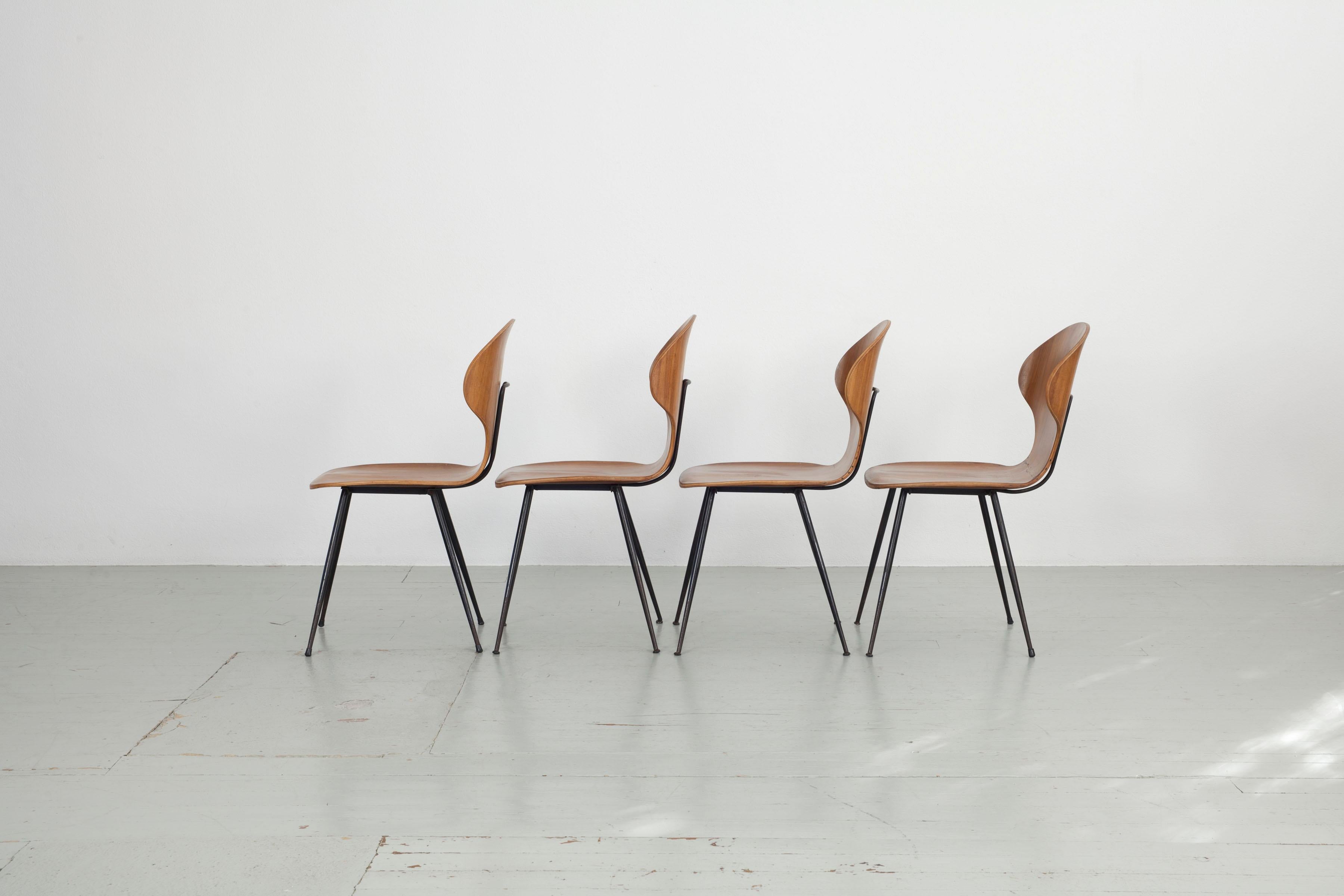 Métal Ensemble de 4 chaises en bois cintré Carlo Ratti, Industria Legni Curvati, Italie  1950s. en vente